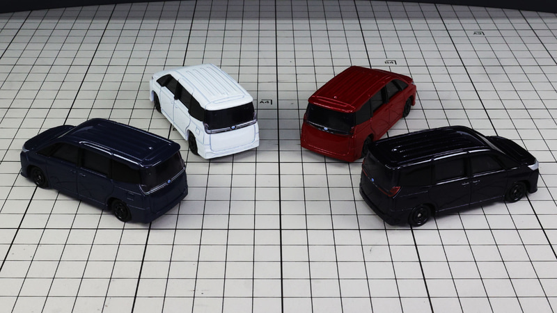 リアの違いはロゴ周辺のアクセント