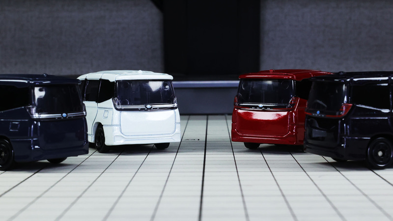 リアの違いはロゴ周辺のアクセント