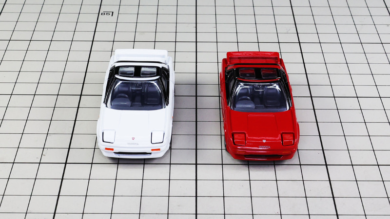 フロント：リトラクタブルライトとTバールーフが特徴的