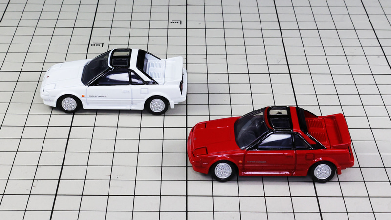 サイド：特徴的なMRレイアウトを表現、前後重量配分が理想に近くなります