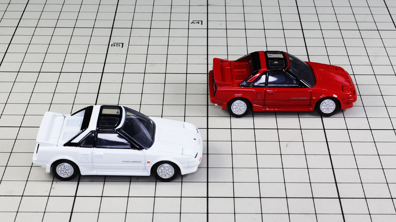 リア：エンジンフードと横に直線的なリアエンドがが特徴的