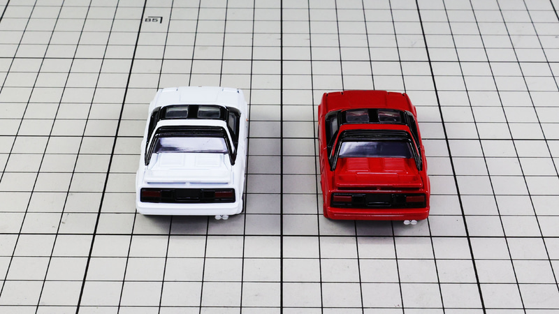 リア：エンジンフードと横に直線的なリアエンドがが特徴的