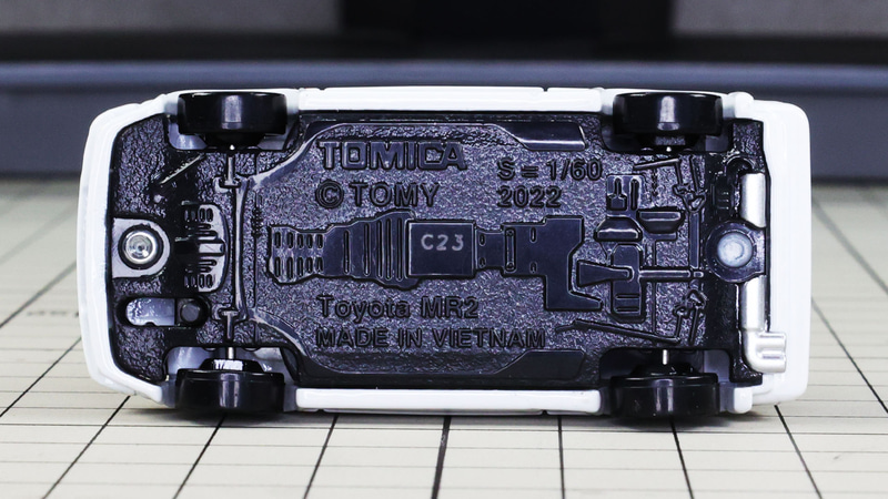 底面：リア寄りに集中するパワートレインがMRの特徴