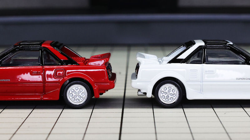 ボディの左には給油口、右にはエアインテークを備えます