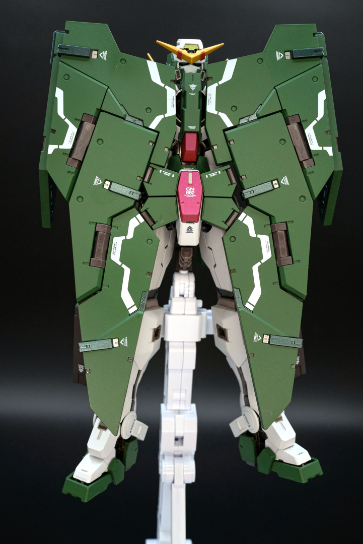 上から初期梱包状態、ガンダムデュナメス（GNシールド）、ガンダムデュナメス（GNフルシールド）、ガンダムデヴァイズデュナメスの順。このような機体の進化を楽しめるのが、本商品のプレイバリューの高さ！