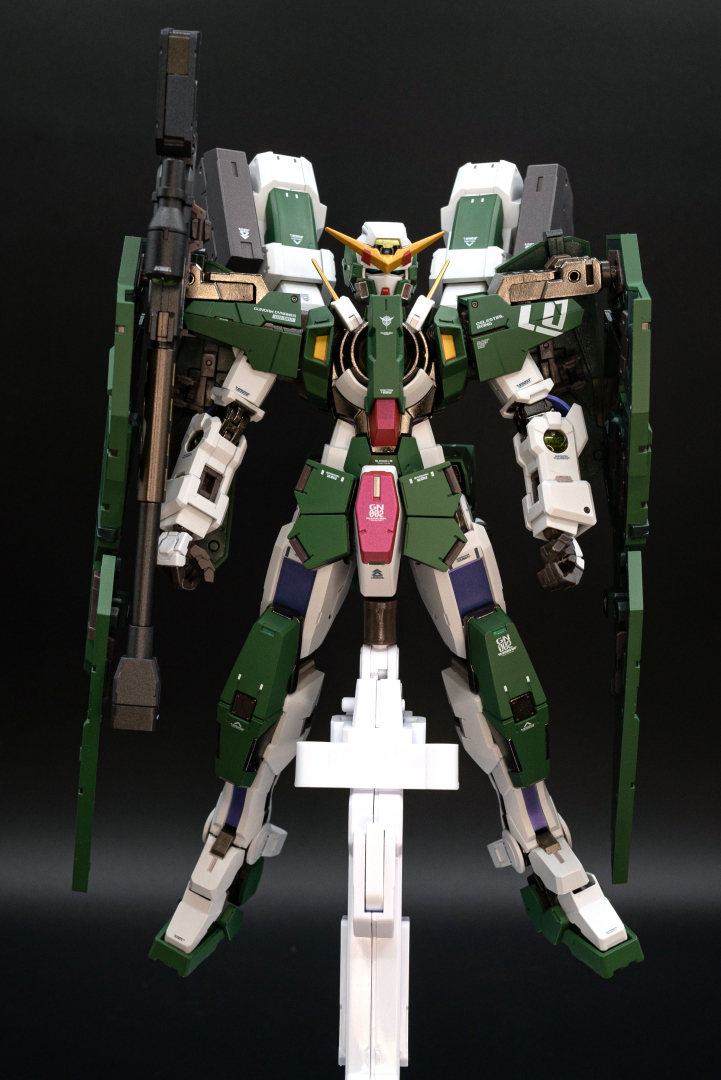 上から初期梱包状態、ガンダムデュナメス（GNシールド）、ガンダムデュナメス（GNフルシールド）、ガンダムデヴァイズデュナメスの順。このような機体の進化を楽しめるのが、本商品のプレイバリューの高さ！