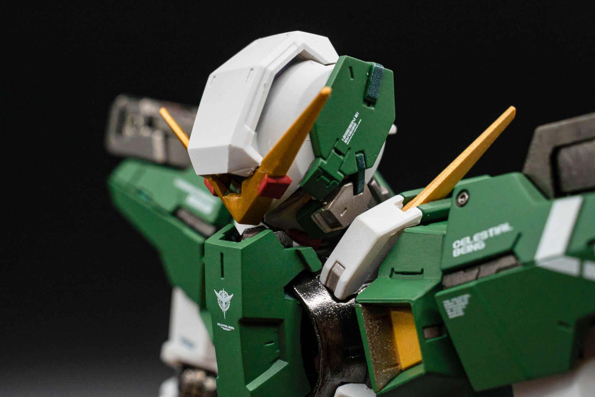 頭部は左右に動くことは当たり前だが、一番チェックしたいのは前後の可動。これだけ動けば、どのようなポーズにも合いそうだ