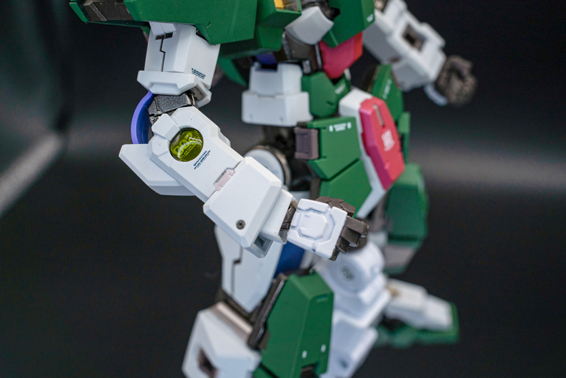 肘の可動はケーブルが干渉する