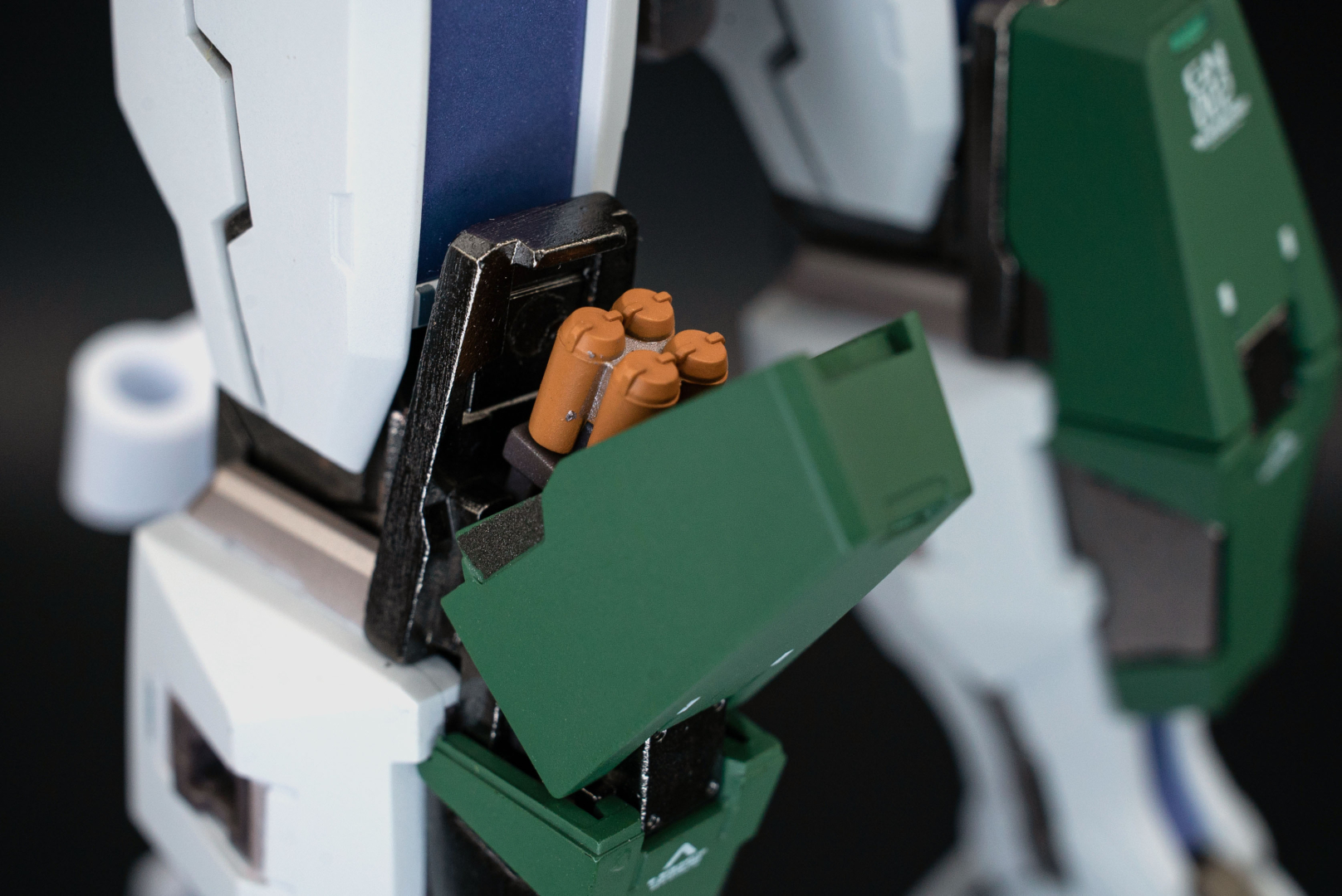 膝のGNミサイルは展開できる