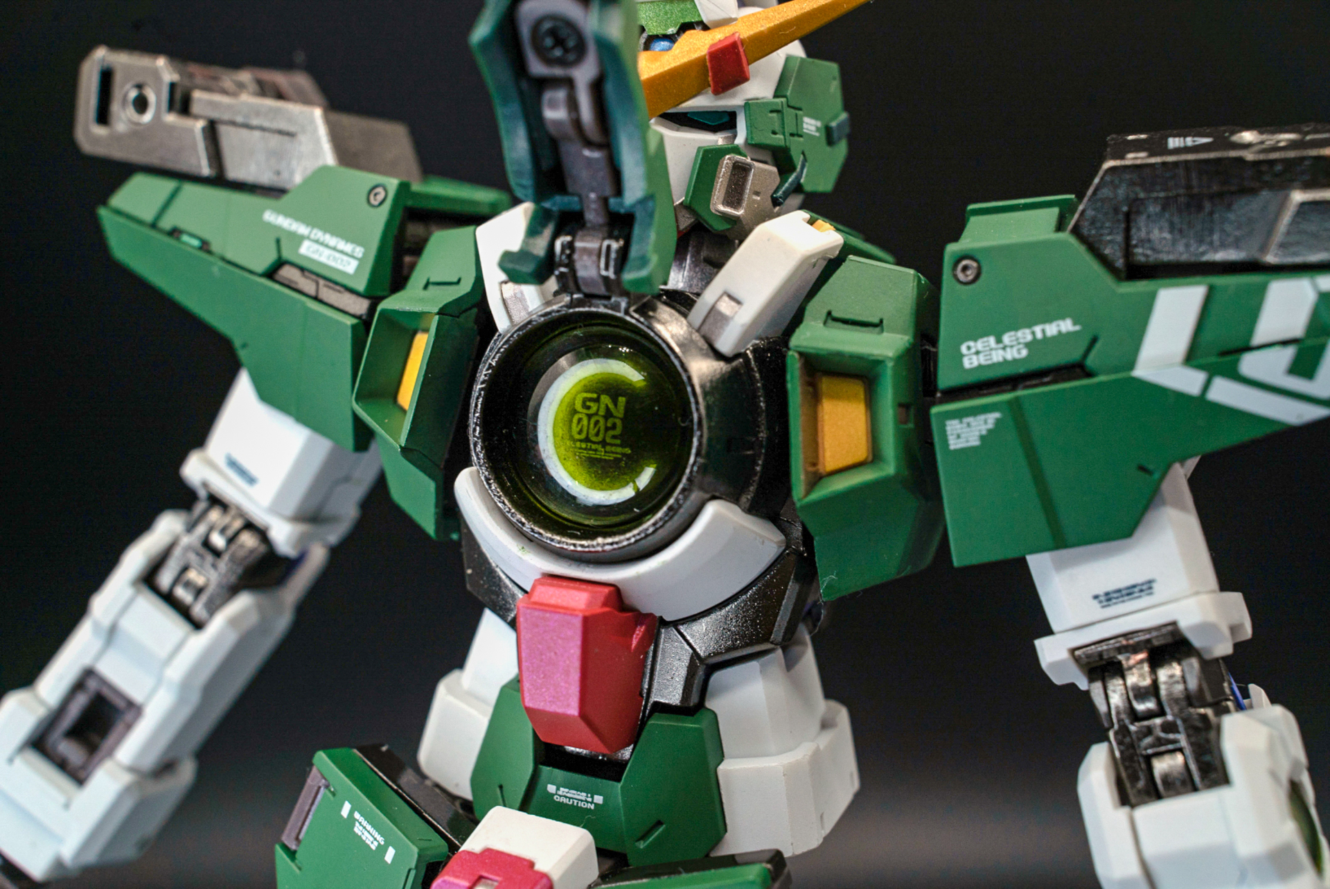 胸のハッチを開けると、機体番号などがわかる。白く「C」の文字のように見えるのは、この文字を読めるようにリングライトで光を入れているため。