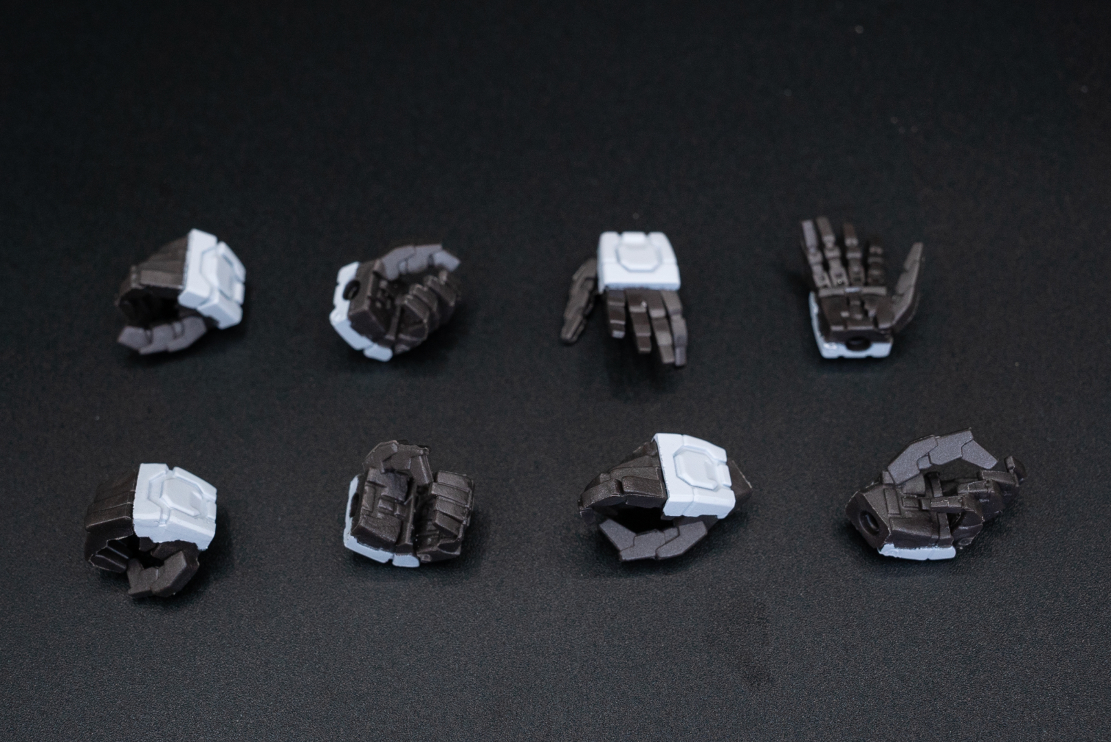 マニピュレーターは、GNスナイパーライフルやGNビームピストル、GNビームサーベルなどを持ち替えるために、バリエーションが豊富に用意されている