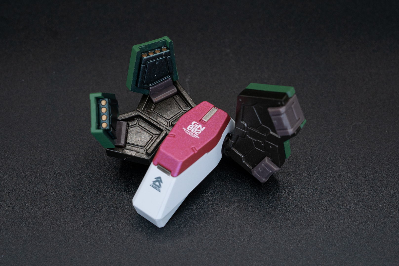 前部腰アーマー部分は、GNミサイルが仕込まれているだけでなく、前方へ可動できる。なお、GNミサイル展開時にパーツがよく外れてしまうので、無くさないように注意！