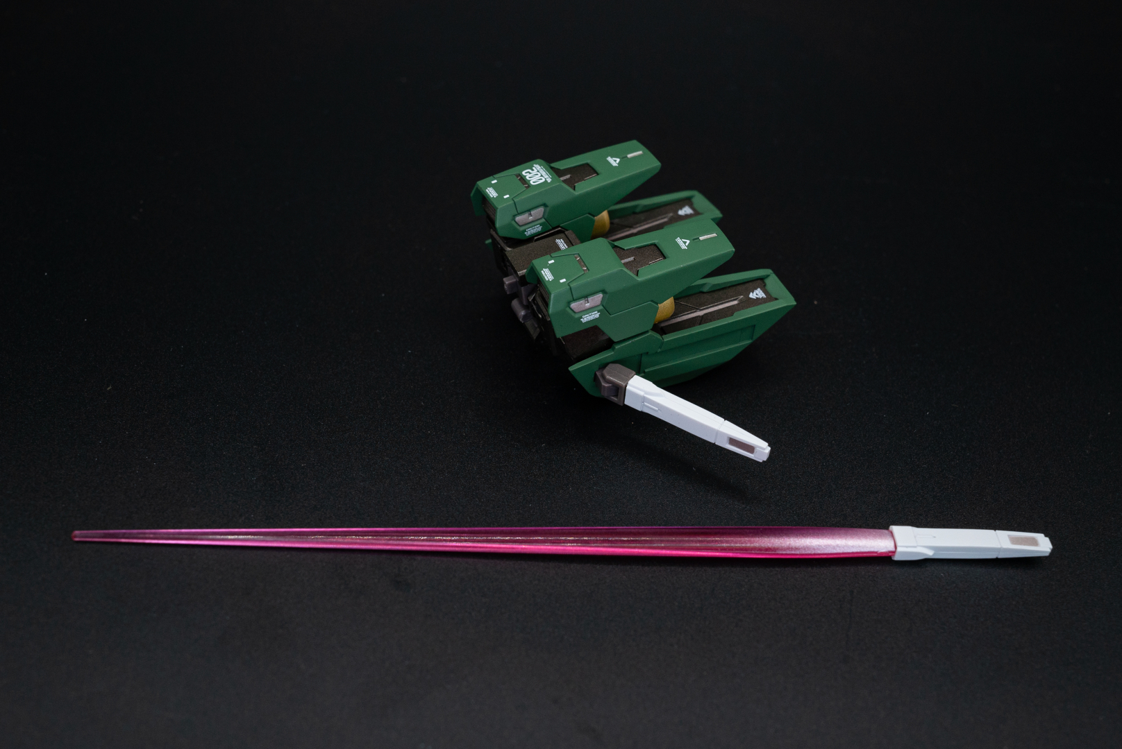 GNビームサーベルの柄の部分もこの後部腰アーマーに取り付ける