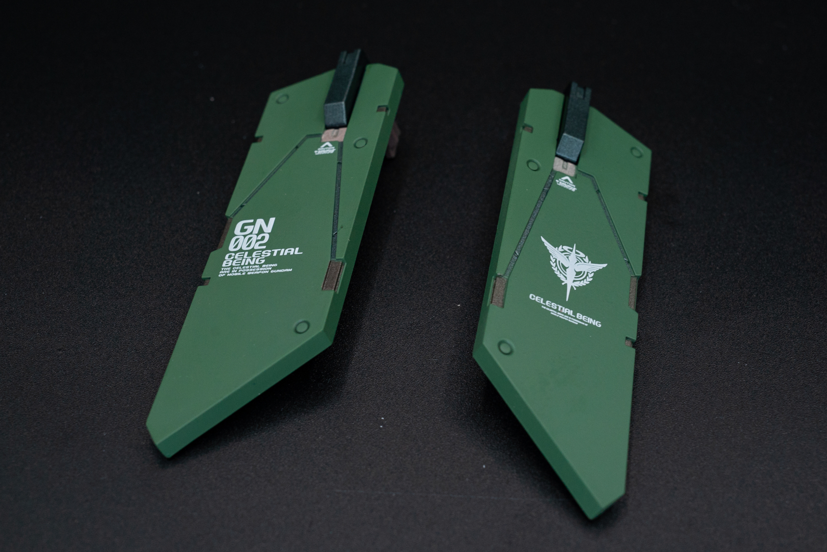 GNアーマーは、パーツの付け替えで肩への取り付け位置を変えられる。また。軸になる部分で可動させることも可能。この可動が各種ポージングに生きてくるのだ