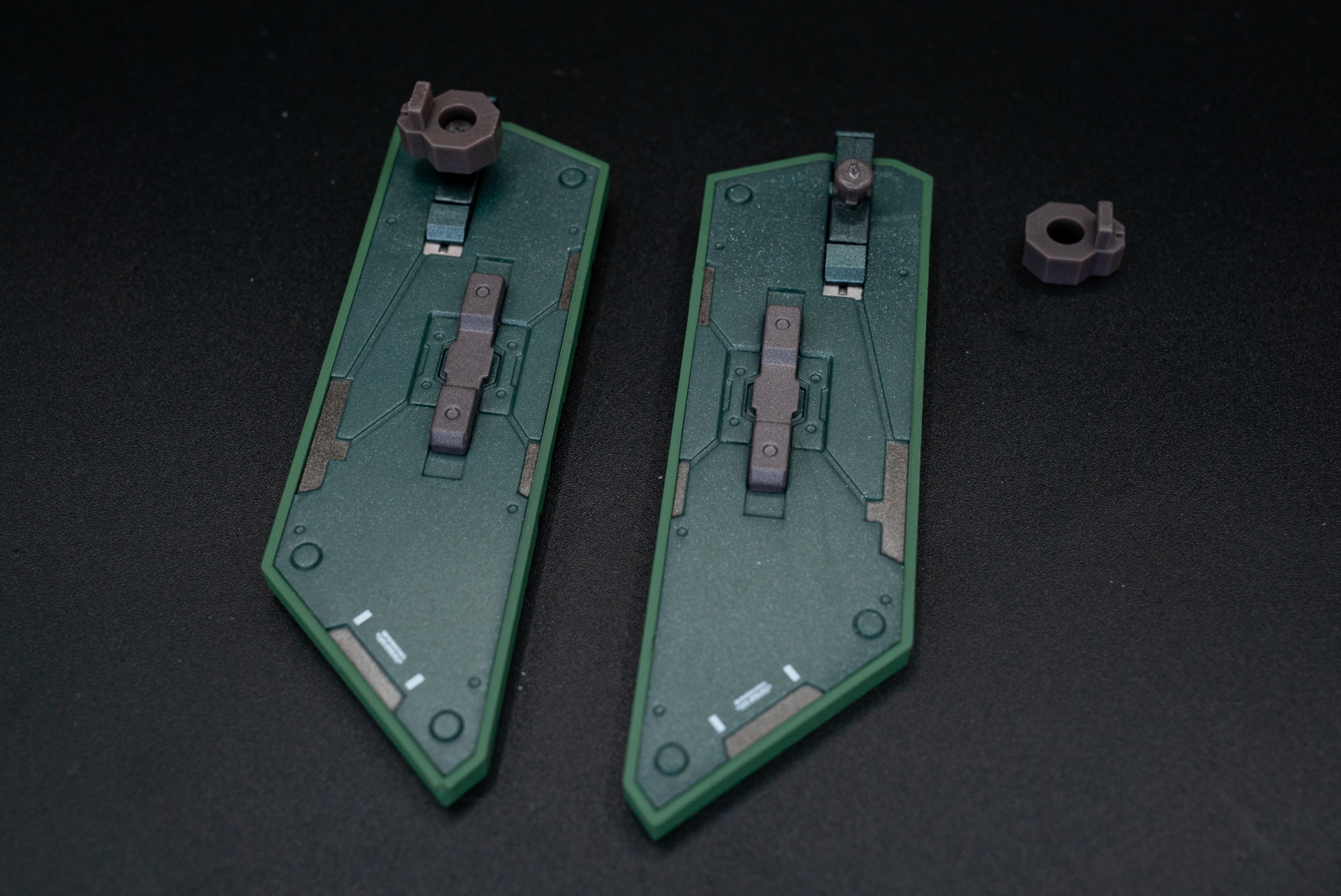 GNアーマーは、パーツの付け替えで肩への取り付け位置を変えられる。また。軸になる部分で可動させることも可能。この可動が各種ポージングに生きてくるのだ