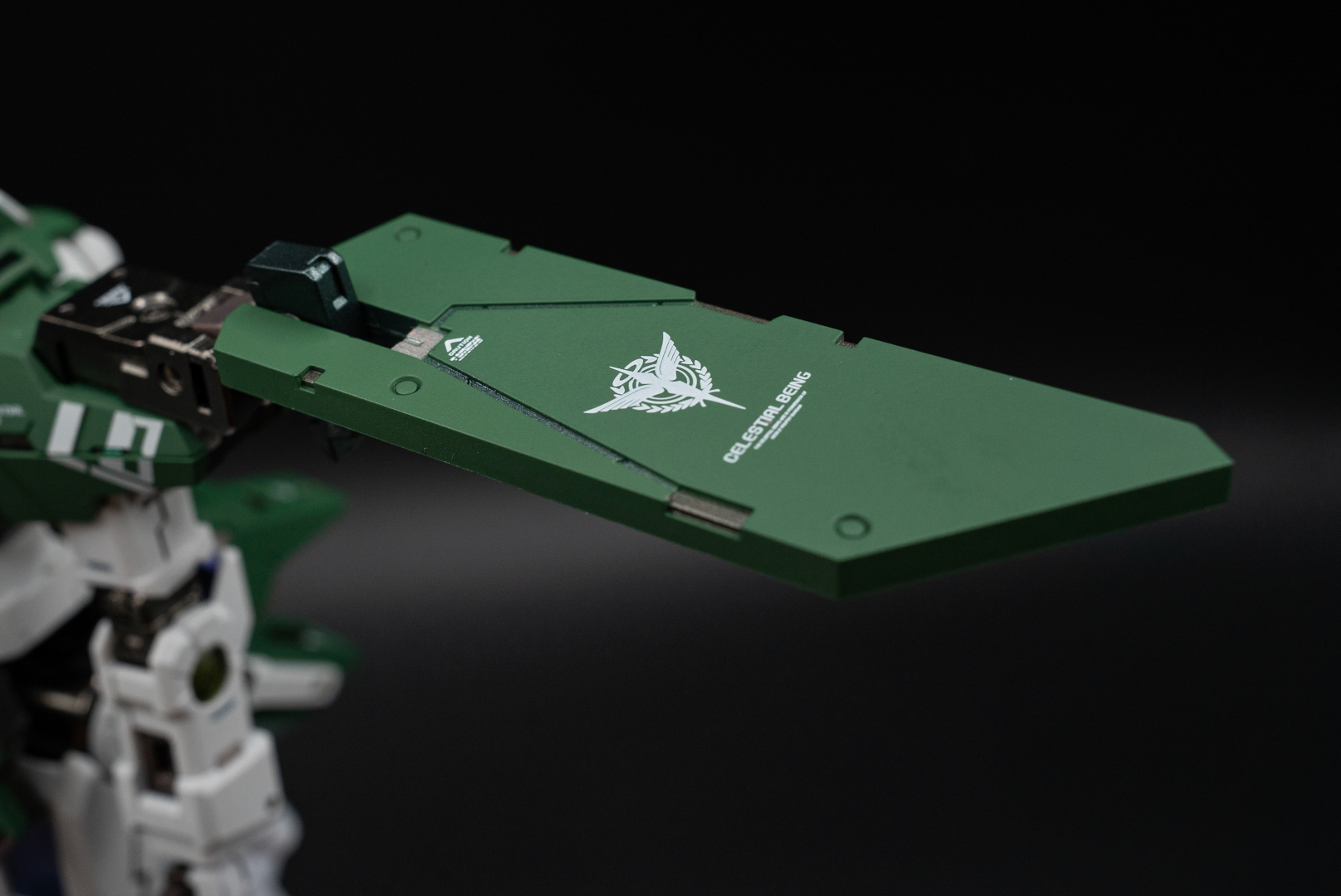 GNアーマーは、パーツの付け替えで肩への取り付け位置を変えられる。また。軸になる部分で可動させることも可能。この可動が各種ポージングに生きてくるのだ