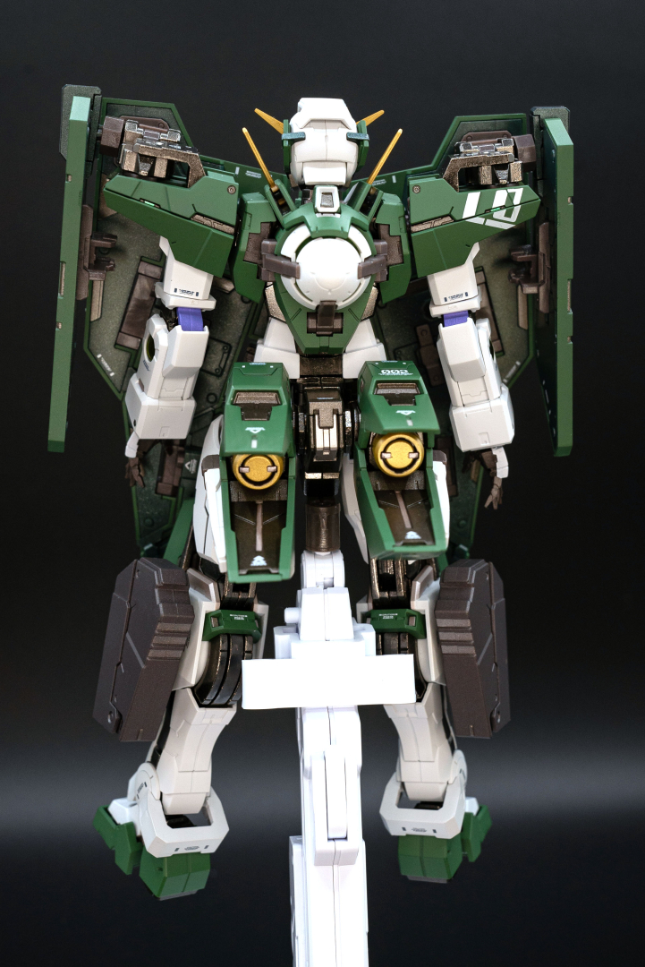 GNフルシールドを含めて、すべてのパーツを組み込んだ状態と、GNフルシールドで完全ガードした状態を8方向から撮影。まさにガンダムデュナメスらしい堂々としたフォルムを完全再現している