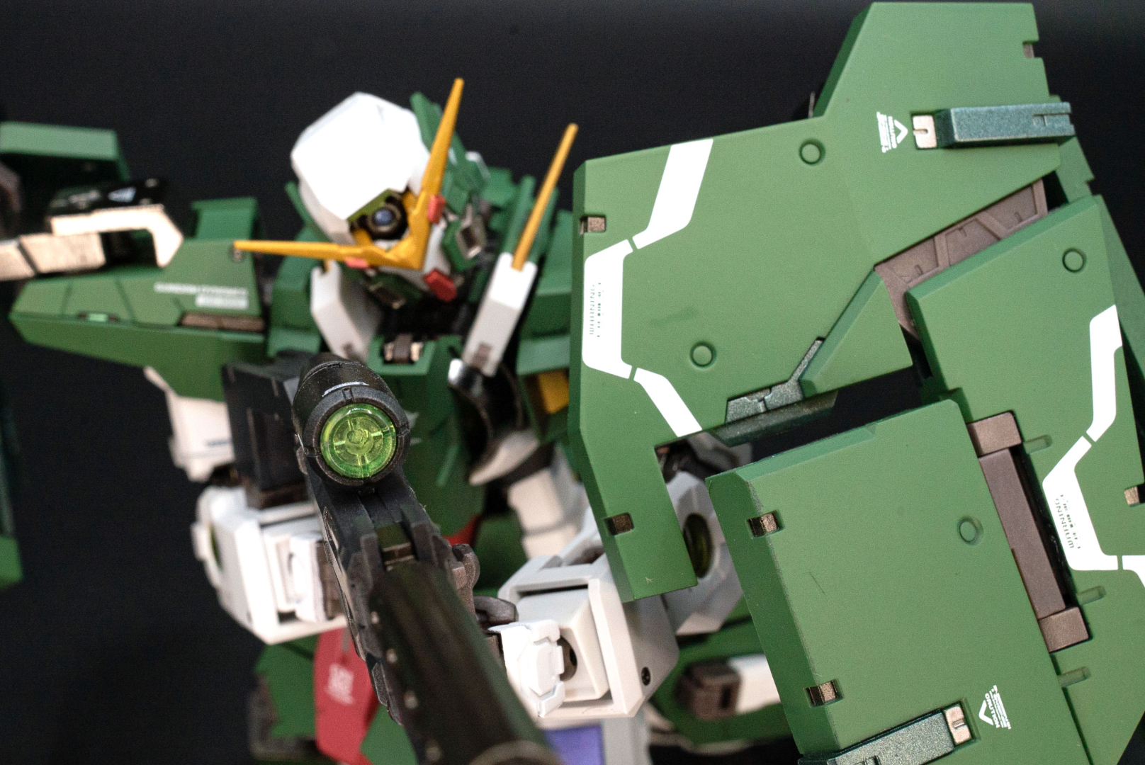 ガンダムデュナメスらしい片膝立て撃ち。GNフルシールドを含めると可動ポイントが非常に多いため、なかなかポージングが決まらず苦労した。狙撃時はアンテナを下げることで、ガンカメラを露出させることや、首をひねることを忘れないように！