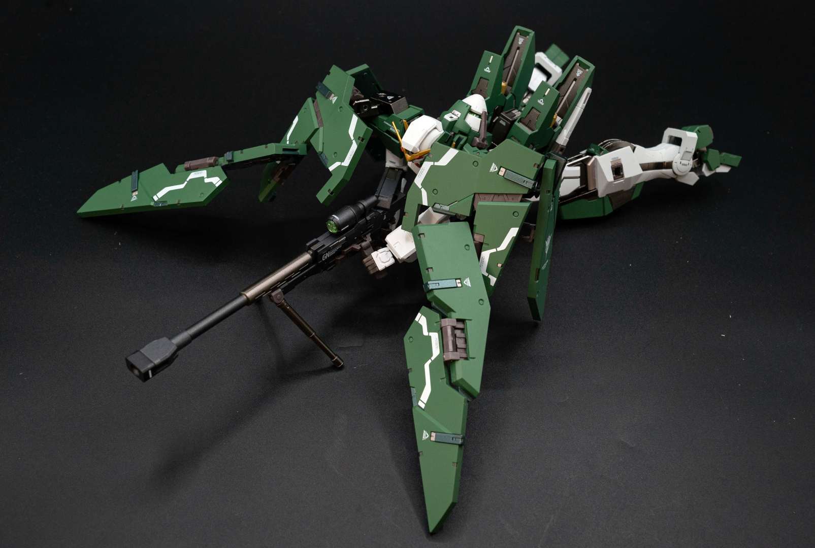 そして伏せ撃ちも、狙撃特化の機体ならやりたいところ。この場合、GNスナイパーライフルのバイポッドは長いタイプに差し替えて、ライフルを自立させるようにするとうまくいく。このポージングをさせることで、刹那にまとわりつく敵のモビルスーツを撃ち落としていく活躍が目に浮かぶようだ