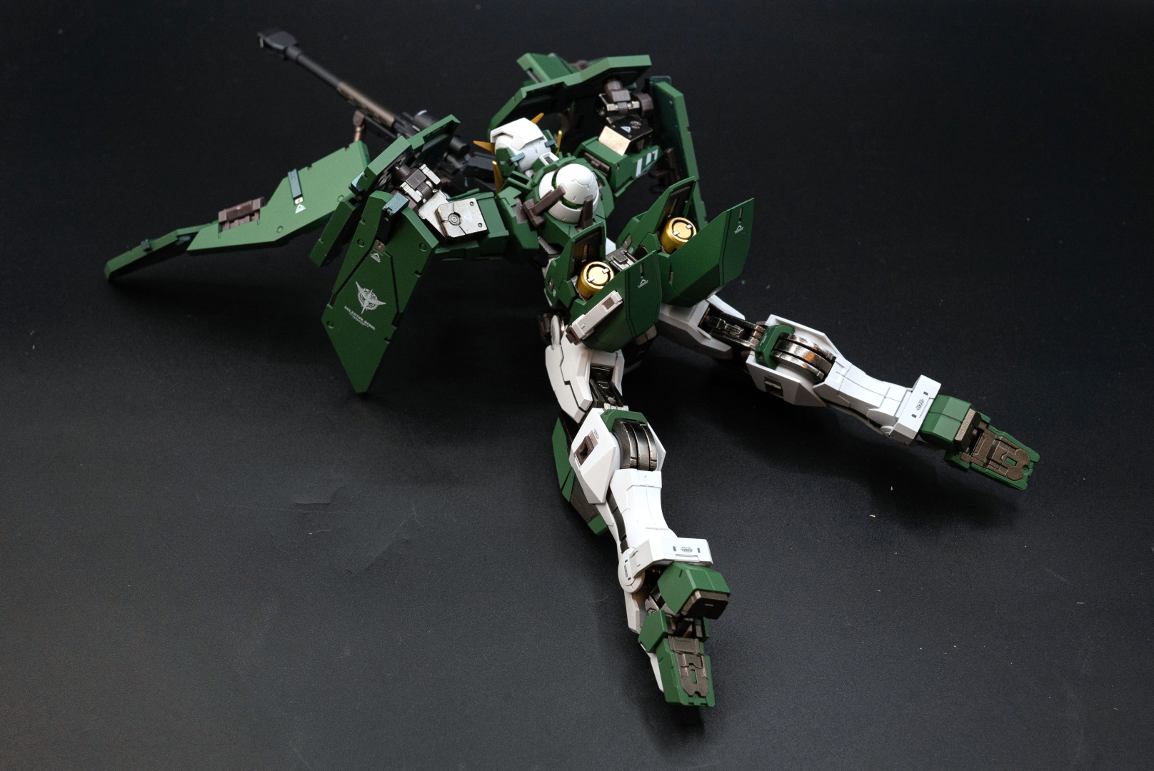 そして伏せ撃ちも、狙撃特化の機体ならやりたいところ。この場合、GNスナイパーライフルのバイポッドは長いタイプに差し替えて、ライフルを自立させるようにするとうまくいく。このポージングをさせることで、刹那にまとわりつく敵のモビルスーツを撃ち落としていく活躍が目に浮かぶようだ