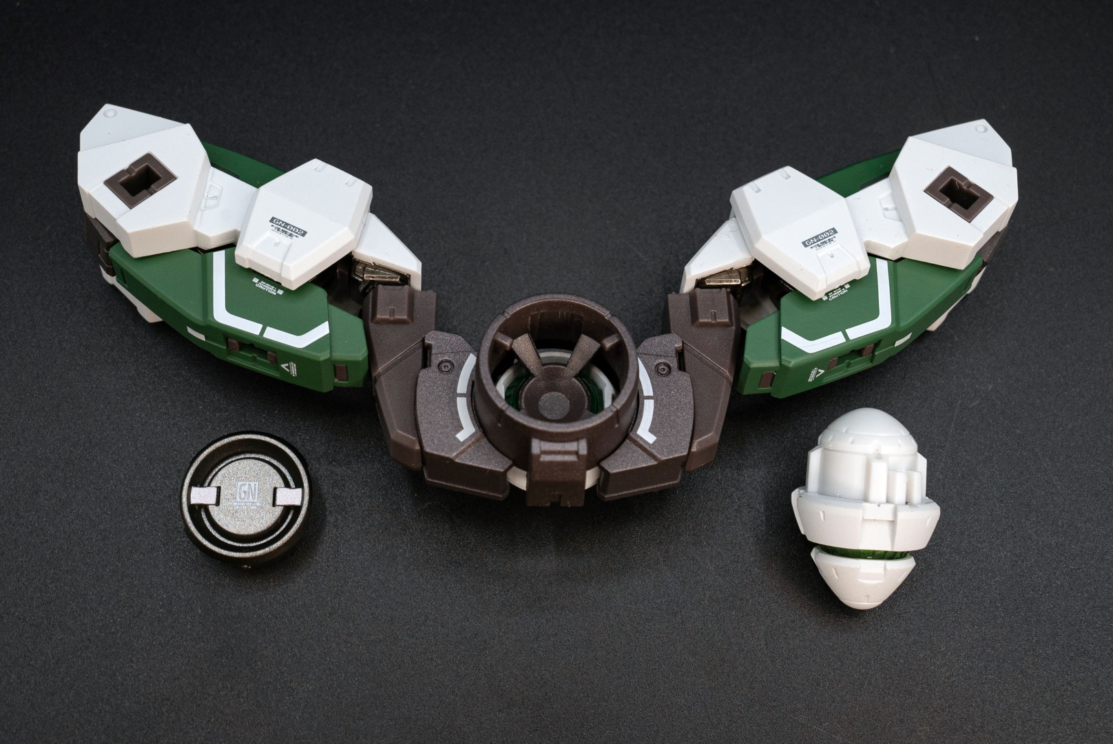 GNデヴァイズバックパックは、単なるオマケではなく、ワクワクするギミックが満載だ。太陽炉を搭載することもできる