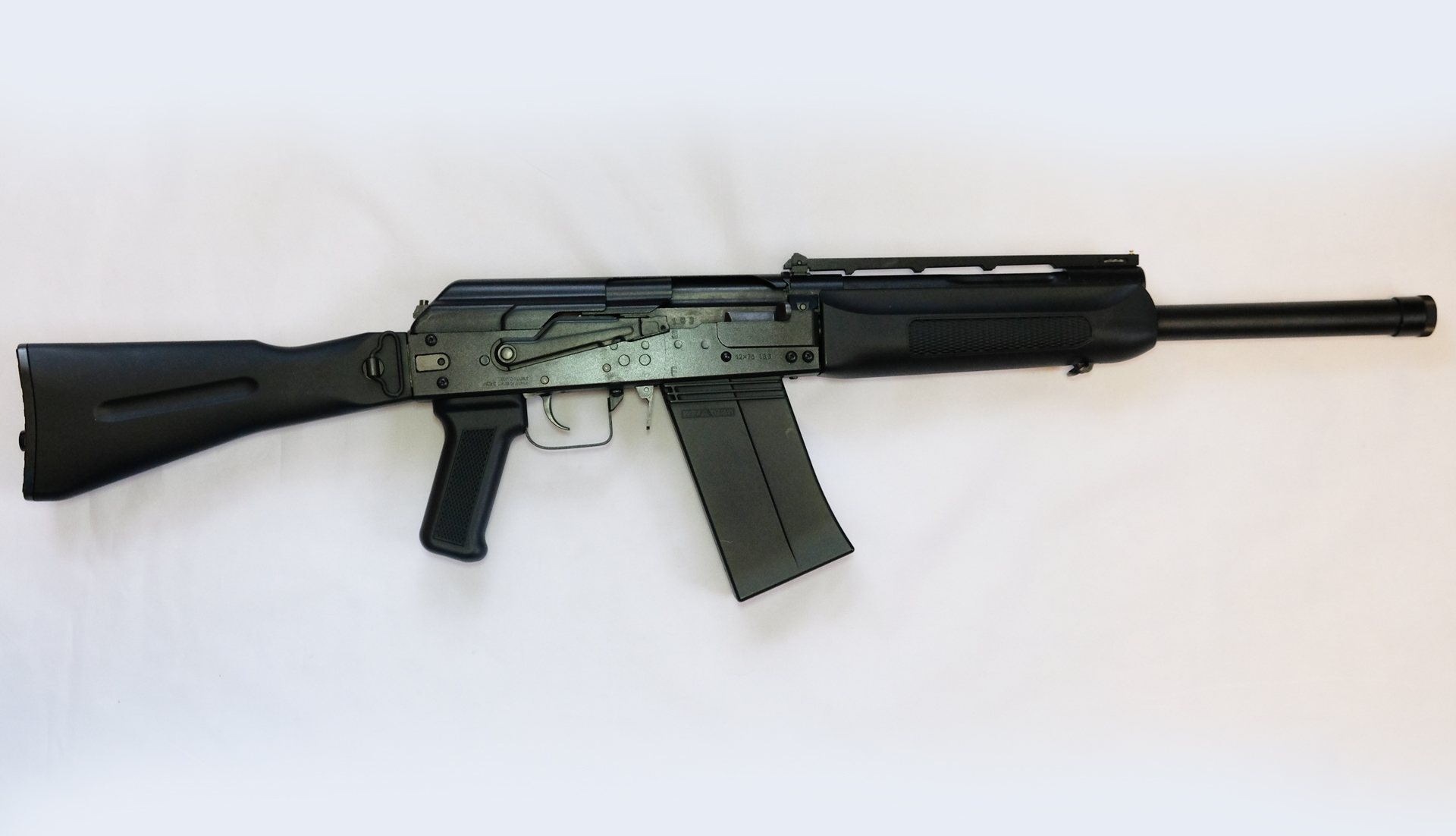 コンパクトな12ゲージショットガンの「サイガ-12K」