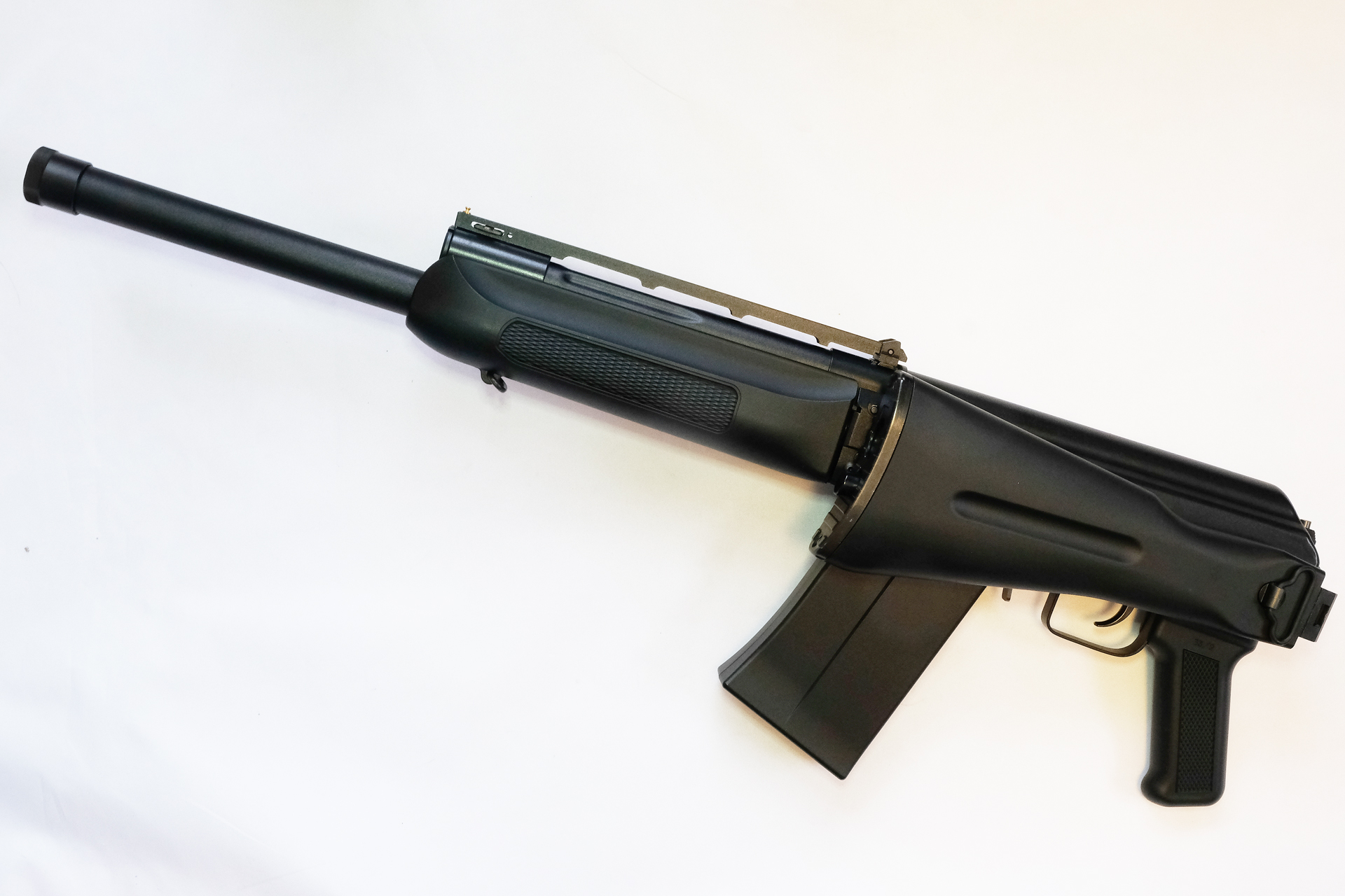 近代化改修されたAKを想わせるサイドスイング式ストック