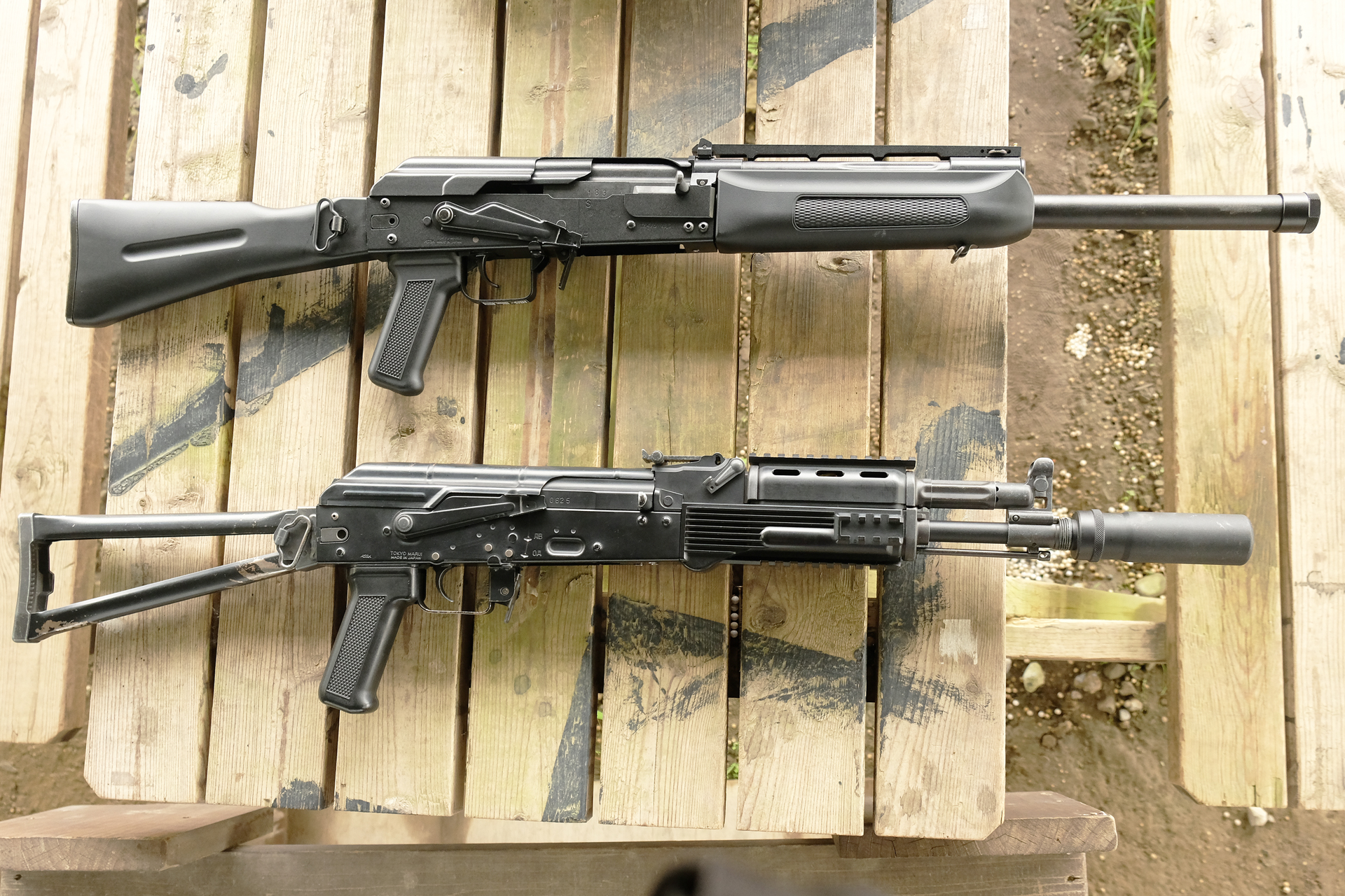 筆者のコレクション次世代電動ガン「AK102」との比較。非常にコンパクトだ