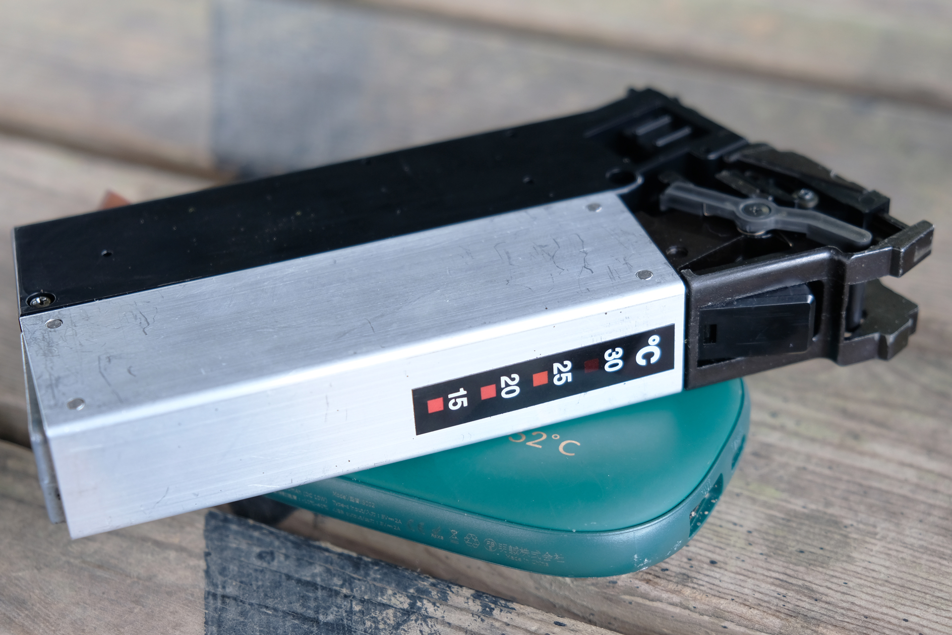 アルミガスタンクを暖めると赤色が増え、25度以上で使用可能だ