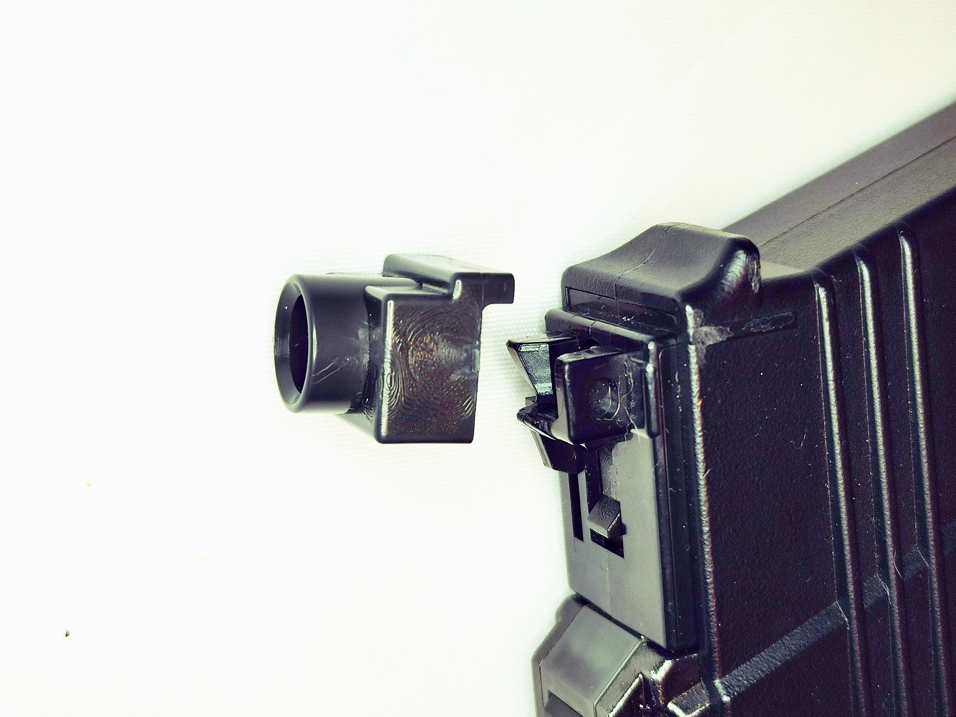 マガジンとローダーを専用の給弾パーツで繋ぐ