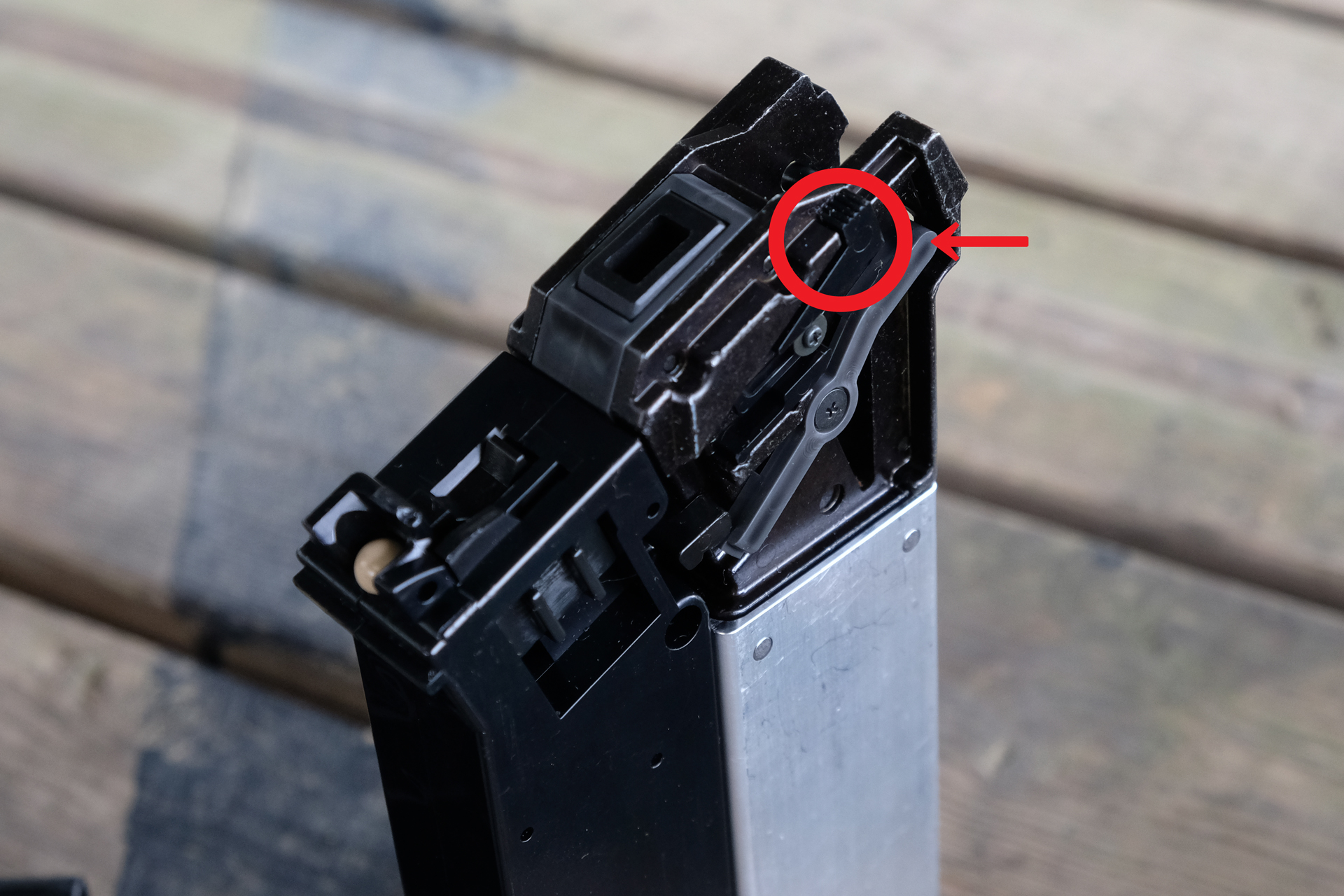 矢印のキャンセルスイッチがマガジンに付いたのでAKMよりも操作が簡単になった。スイッチが前進していればオートストップオンで作動が停まる。カラ撃ちはできない