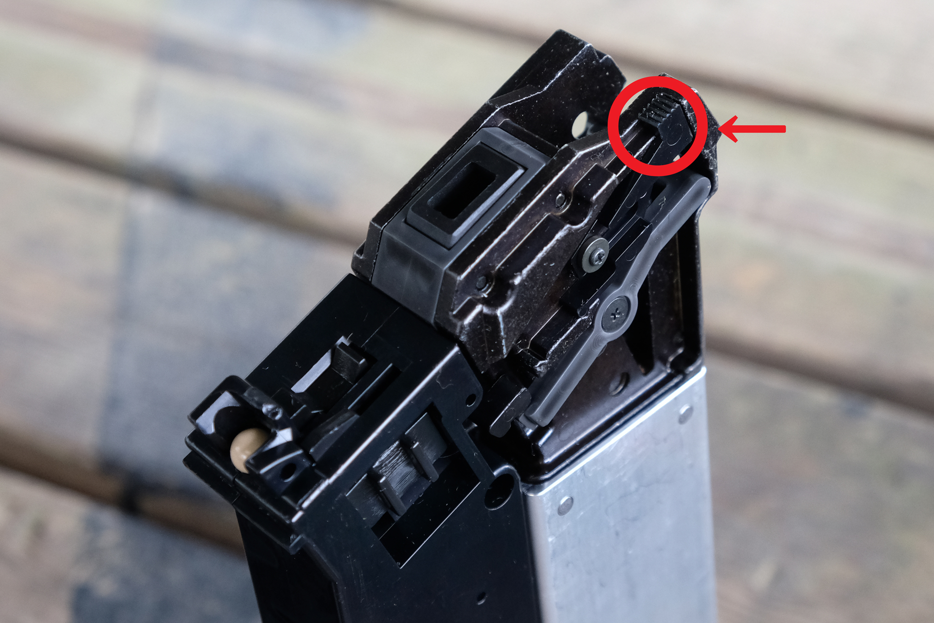 オートストップオフの状態。BB弾を発射させずブローバックだけを行なうカラ撃ちができる