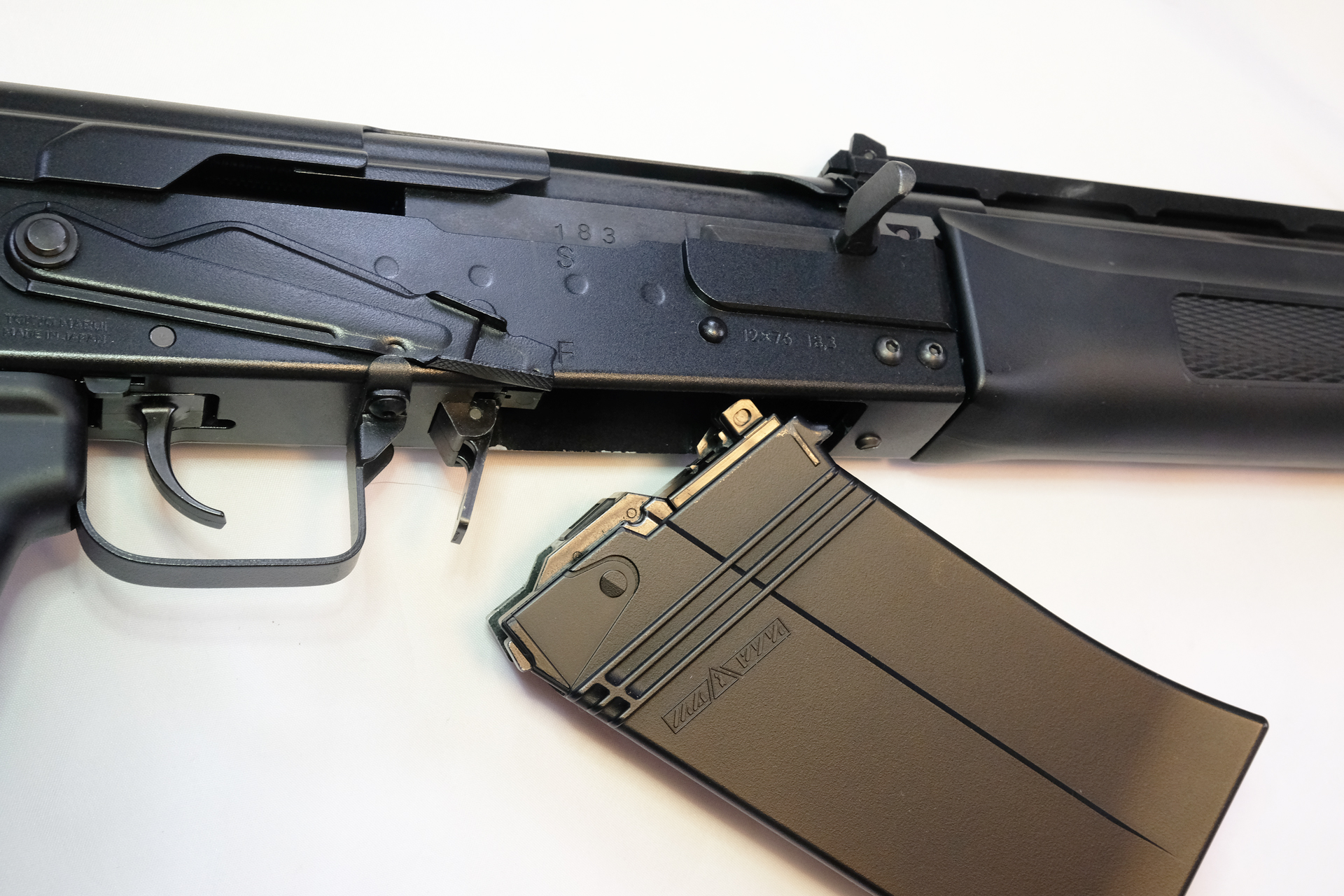 マガジンの前上部のツメを装填口に引っかける