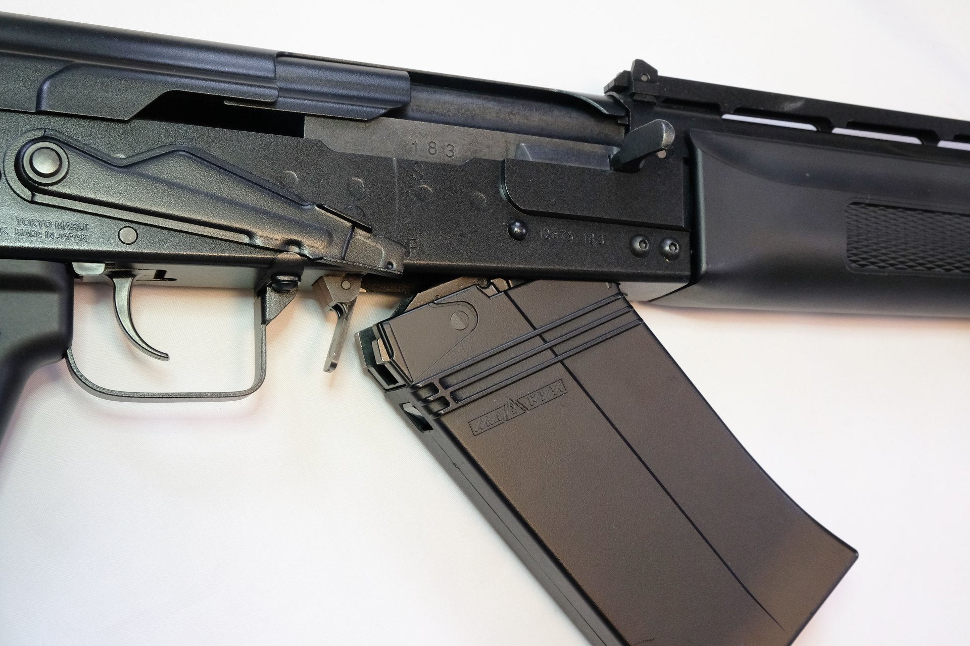 ツメを支点にして弧を描くようにしてマガジンを入れていく