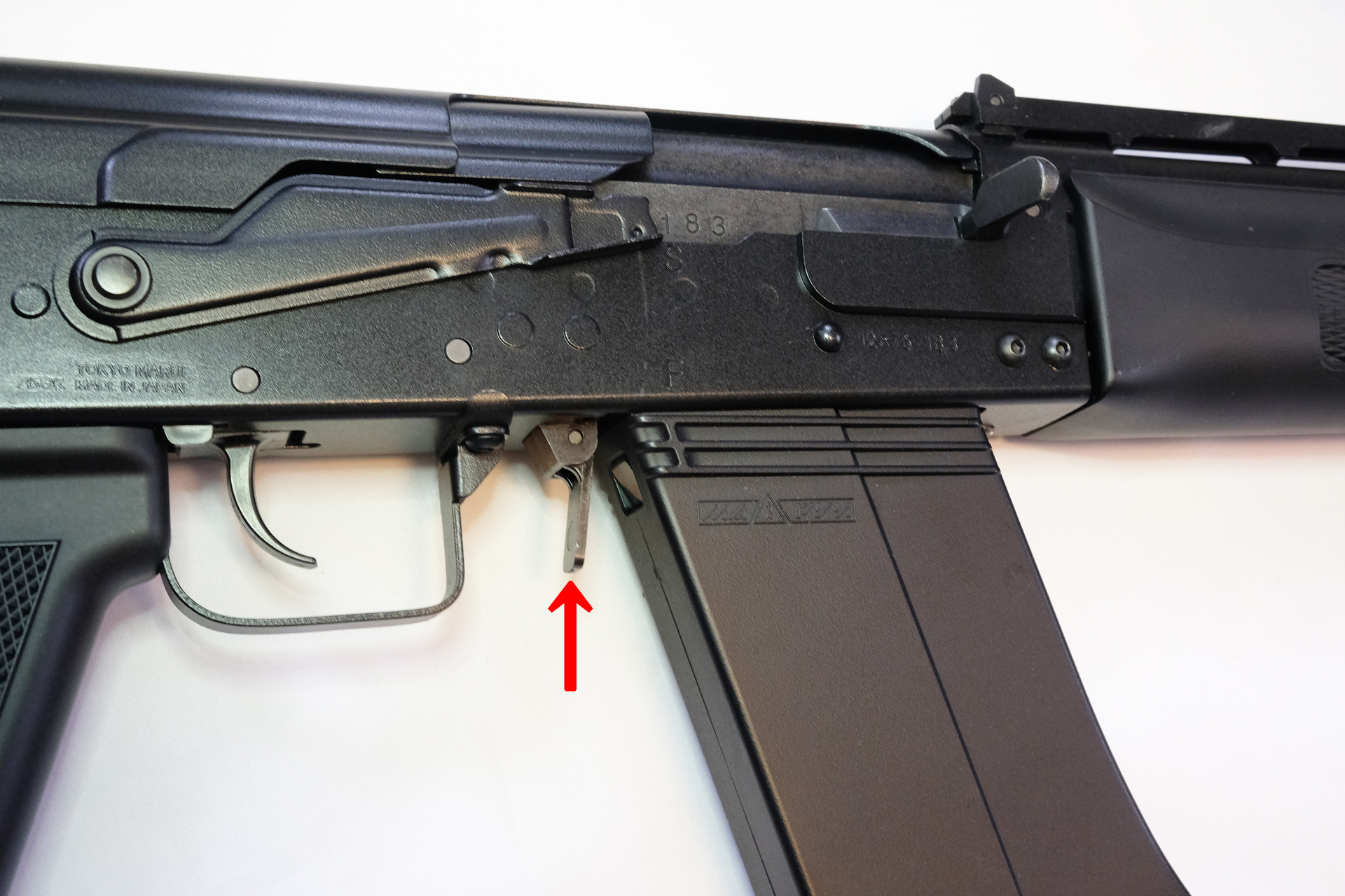 矢印のマガジンキャッチがしっかりロックするのを確認する