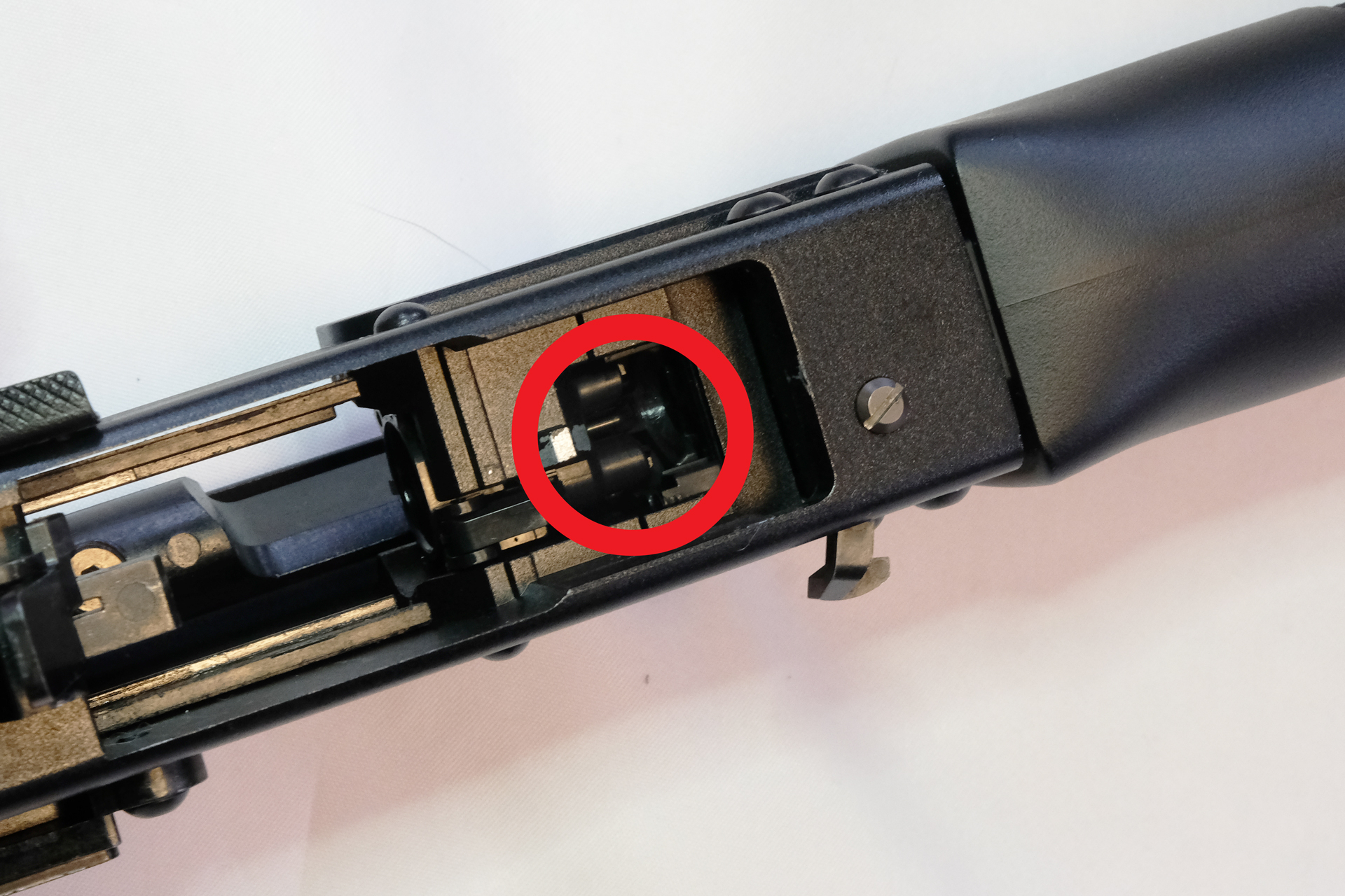 ボルトを引いた時○で囲ったチャンバーノズルは一緒に後退していかない