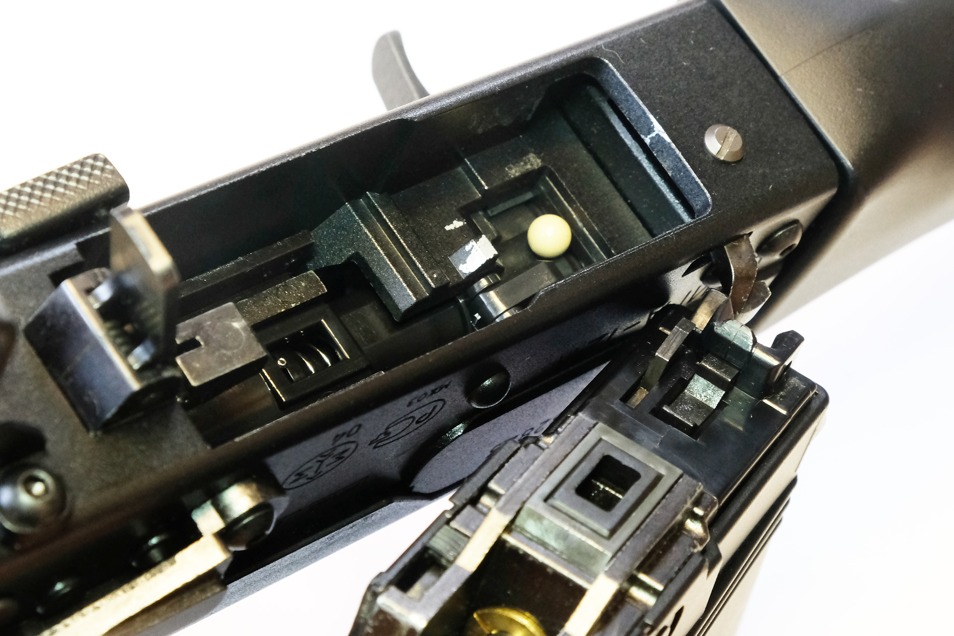 マガジンを装填するとBB弾が1発だけフリーになる