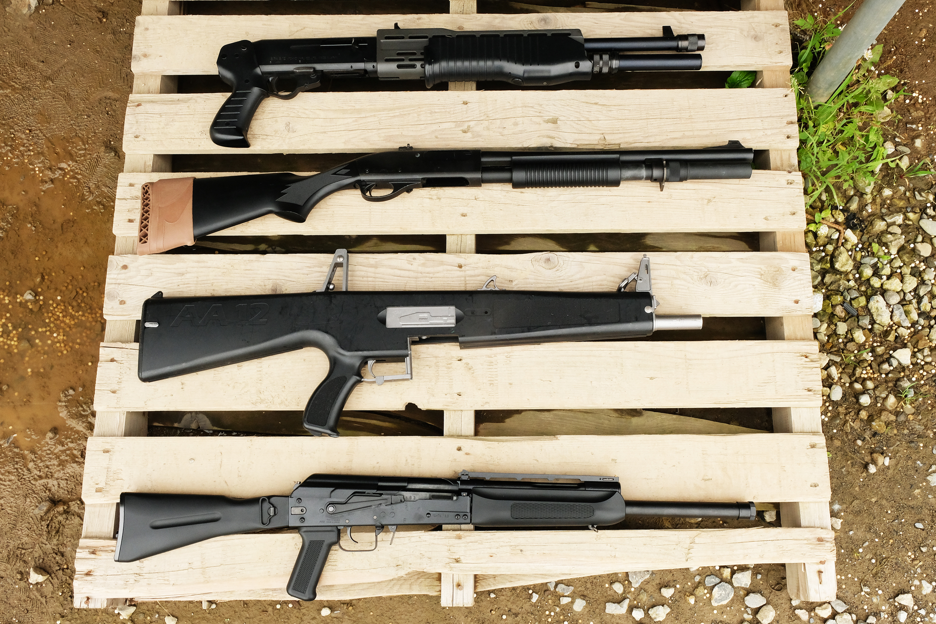 筆者の東京マルイショットガンコレクションとの比較。上からエアコッキング式「スパス-12」、ガス式「M870タクティカル」、電動式「AA-12」、ガスブローバックショットガン「サイガ-12K」