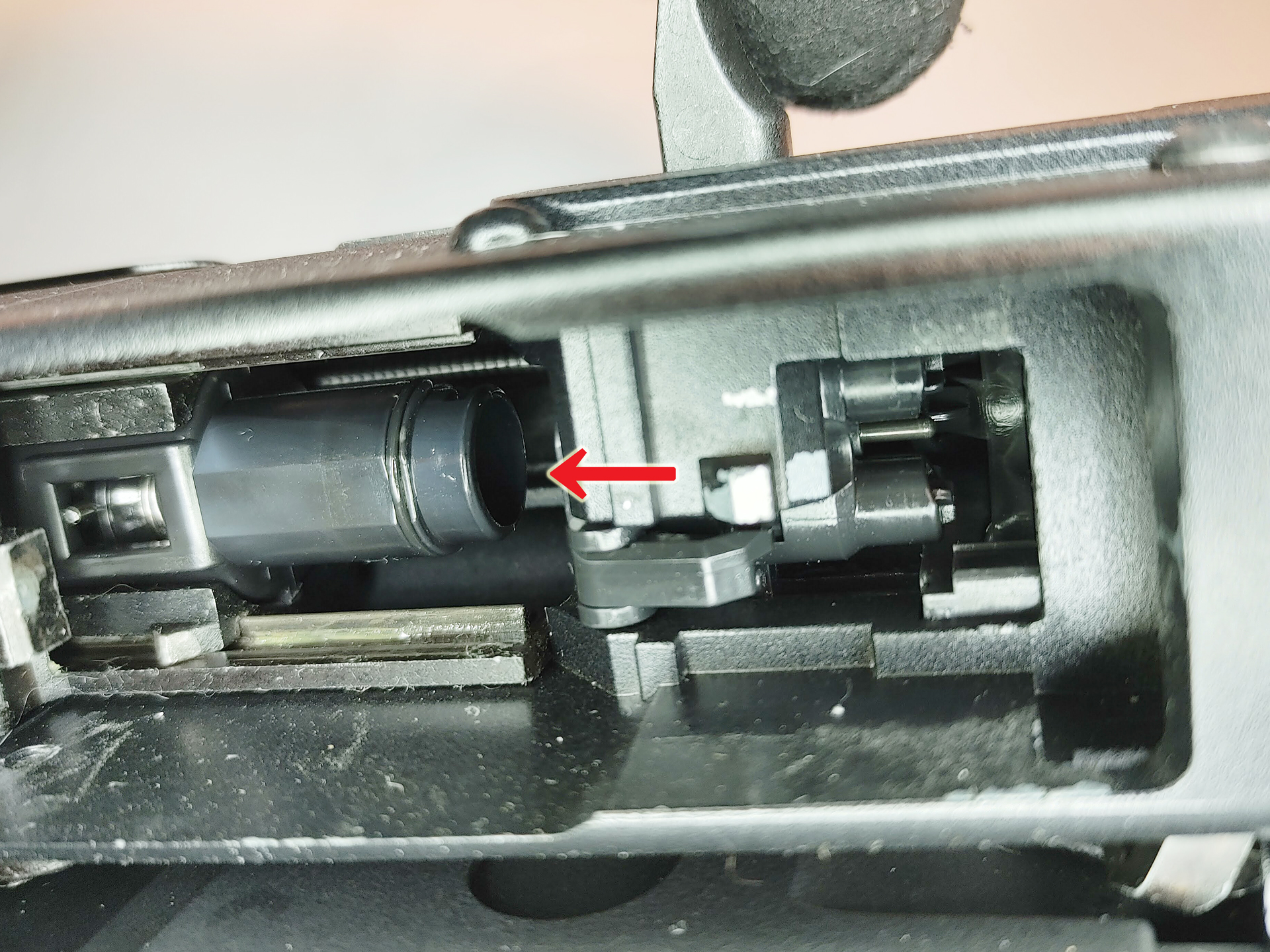 矢印のピストンの大口径に注目