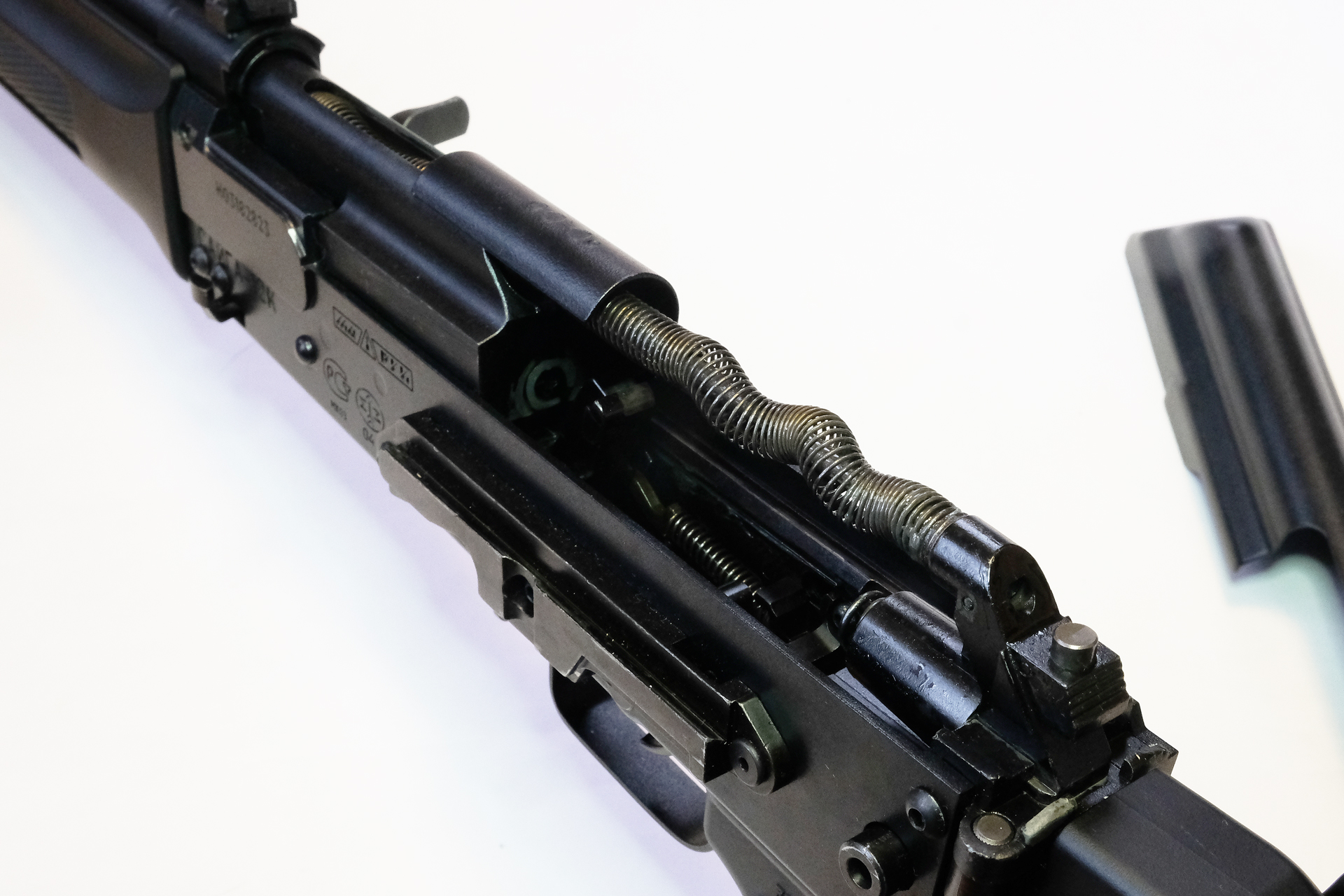 AKシリーズの特徴である“宙に浮いたように組み合わさっている機関部”が再現