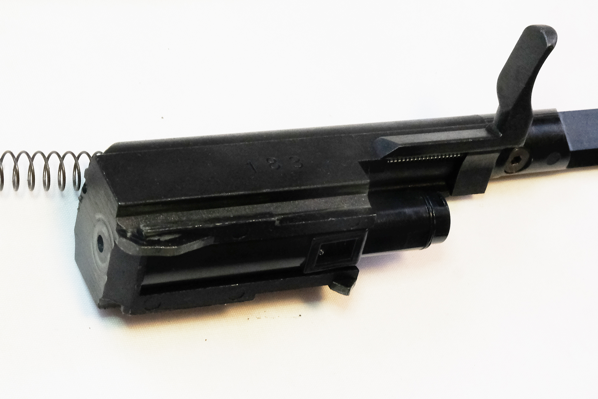 金属の固まりの大型ボルトが強烈なリコイルを産み出す