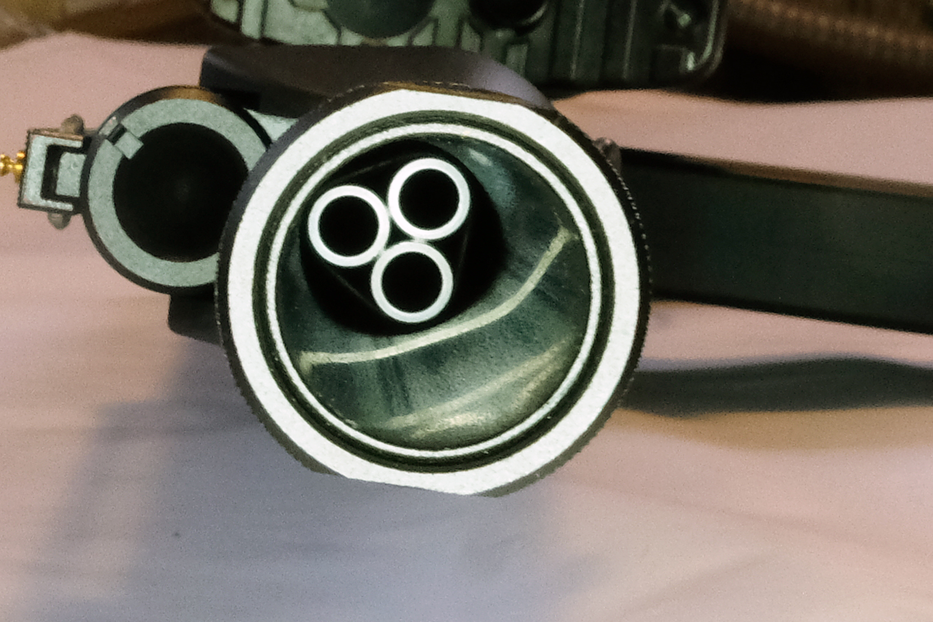 迫力のマズル奥に見える3銃身からBB弾が同時に発射される