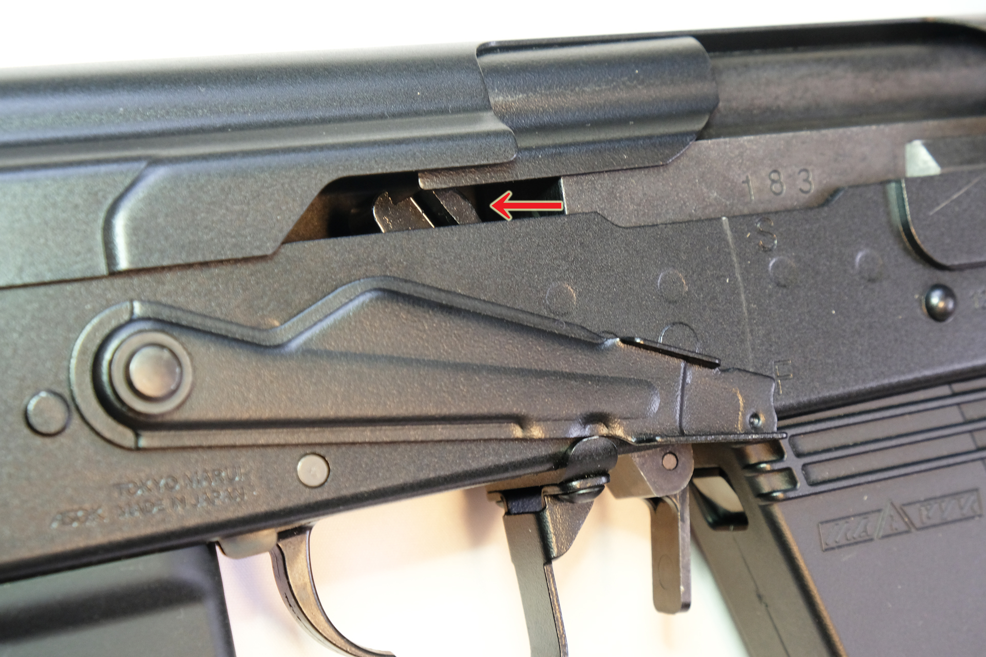 全弾を撃ち尽くした状態。矢印がハンマー