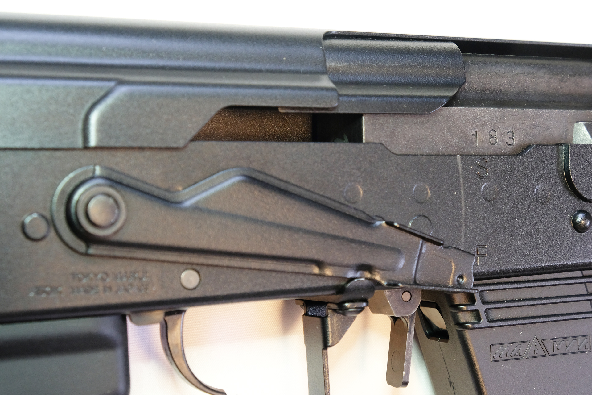 撃ち尽くしたところでさらにトリガーを引くと金属音と共にハンマーが倒れてハンマーダウンになる