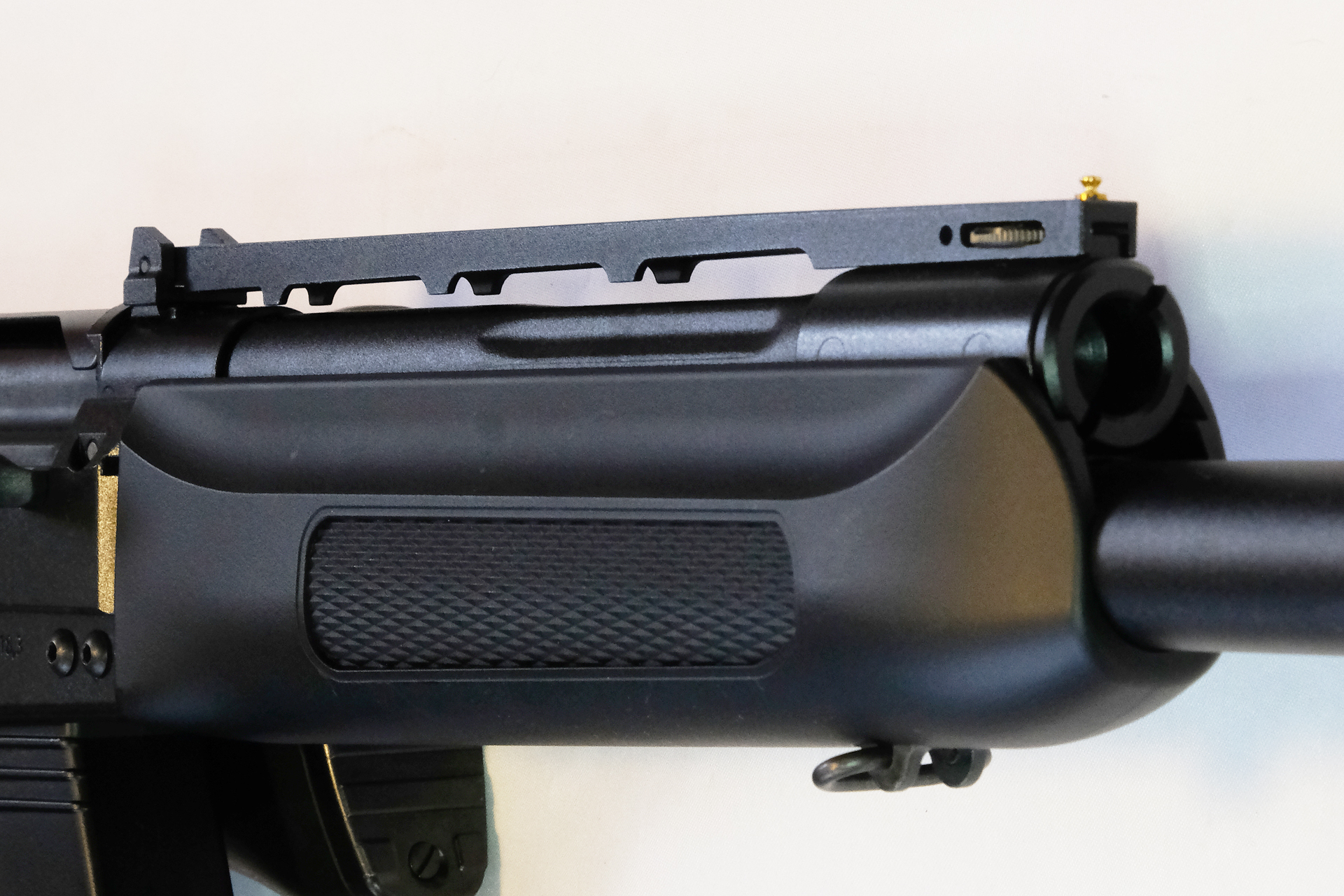 しっかり入ったハンドガードのモールドが反動を受け止めて射線を安定させられる
