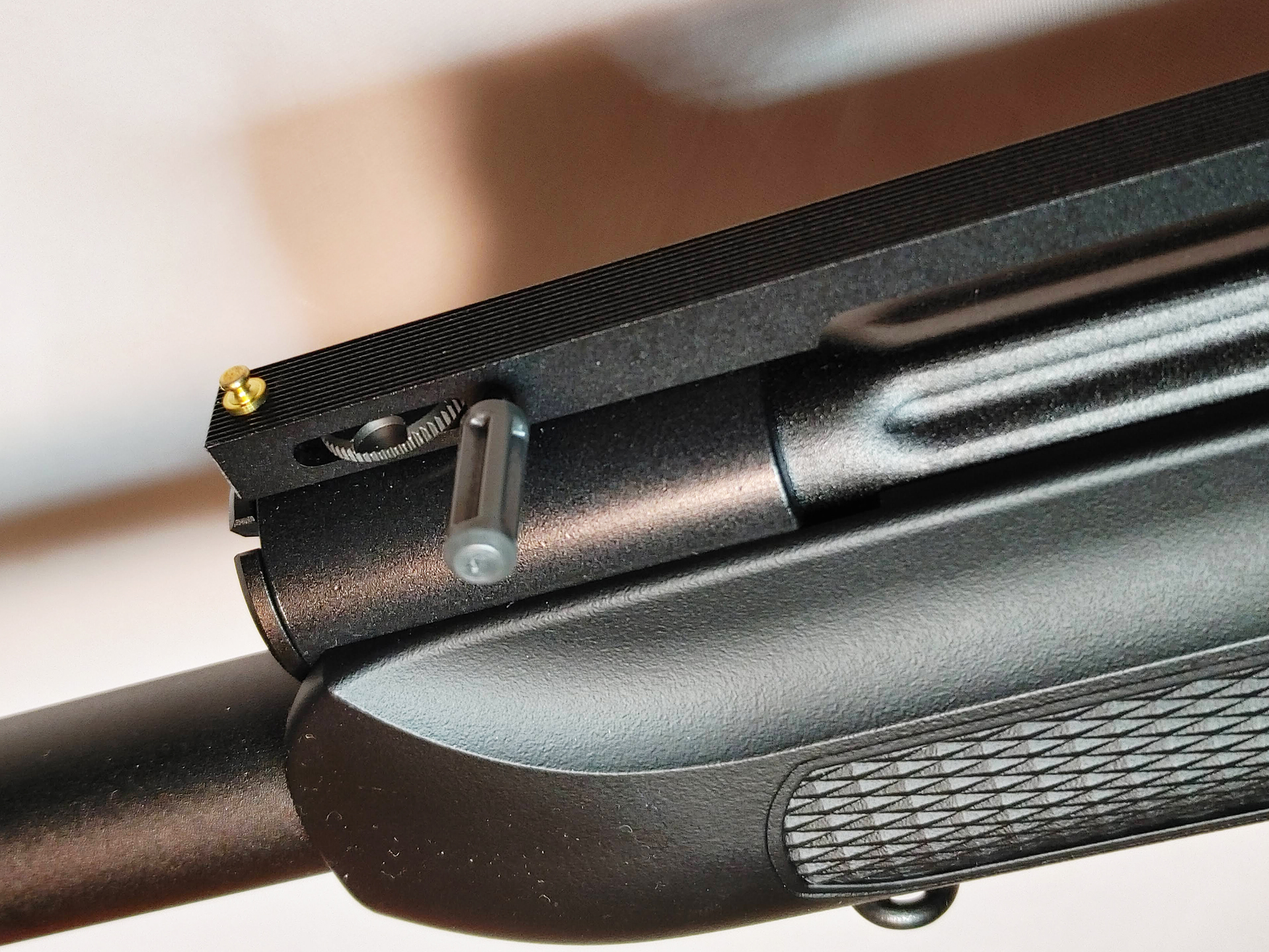 リアルな金色のビーズサイトは付属の専用ツールで上下の微調整が行なえる