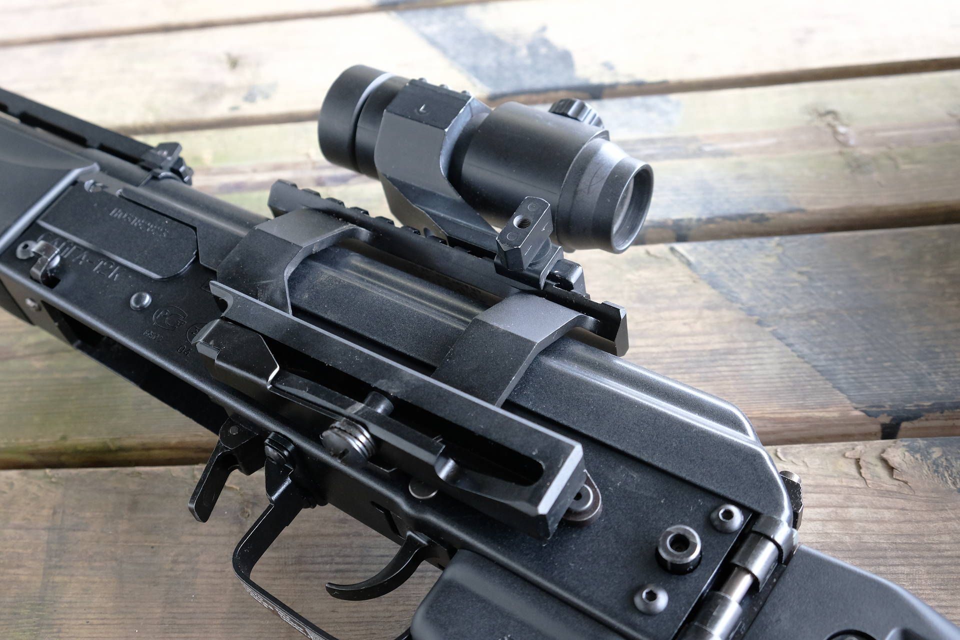 サイドマウントを使用すると光学器機を搭載出来る