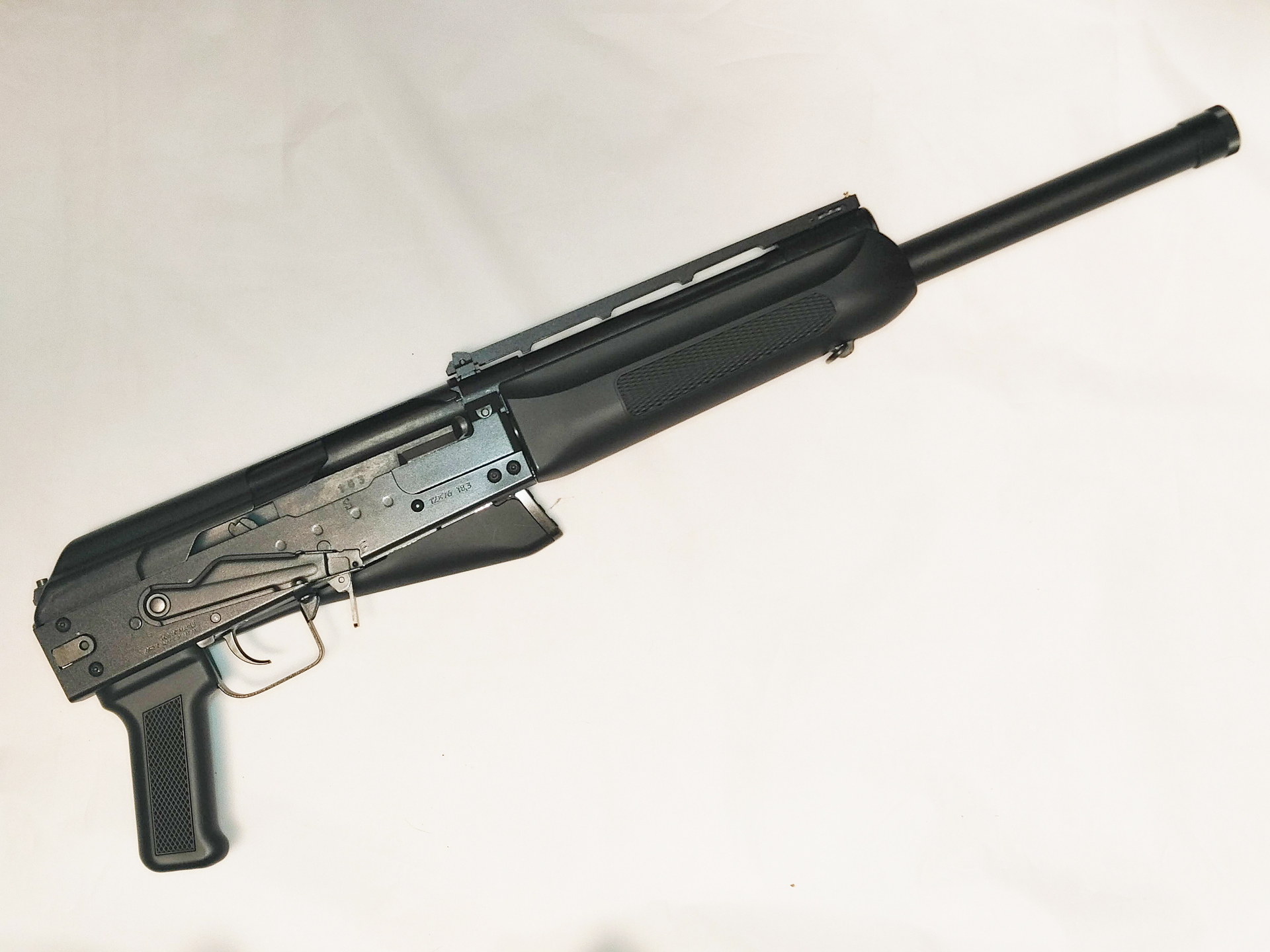 12ゲージショットガンながらコンパクトで秘匿性が高い