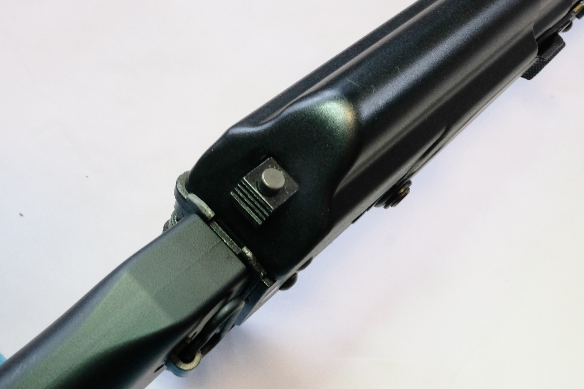 レシーバーカバーはロックボタンがありブローバックの衝撃でのズレを抑える