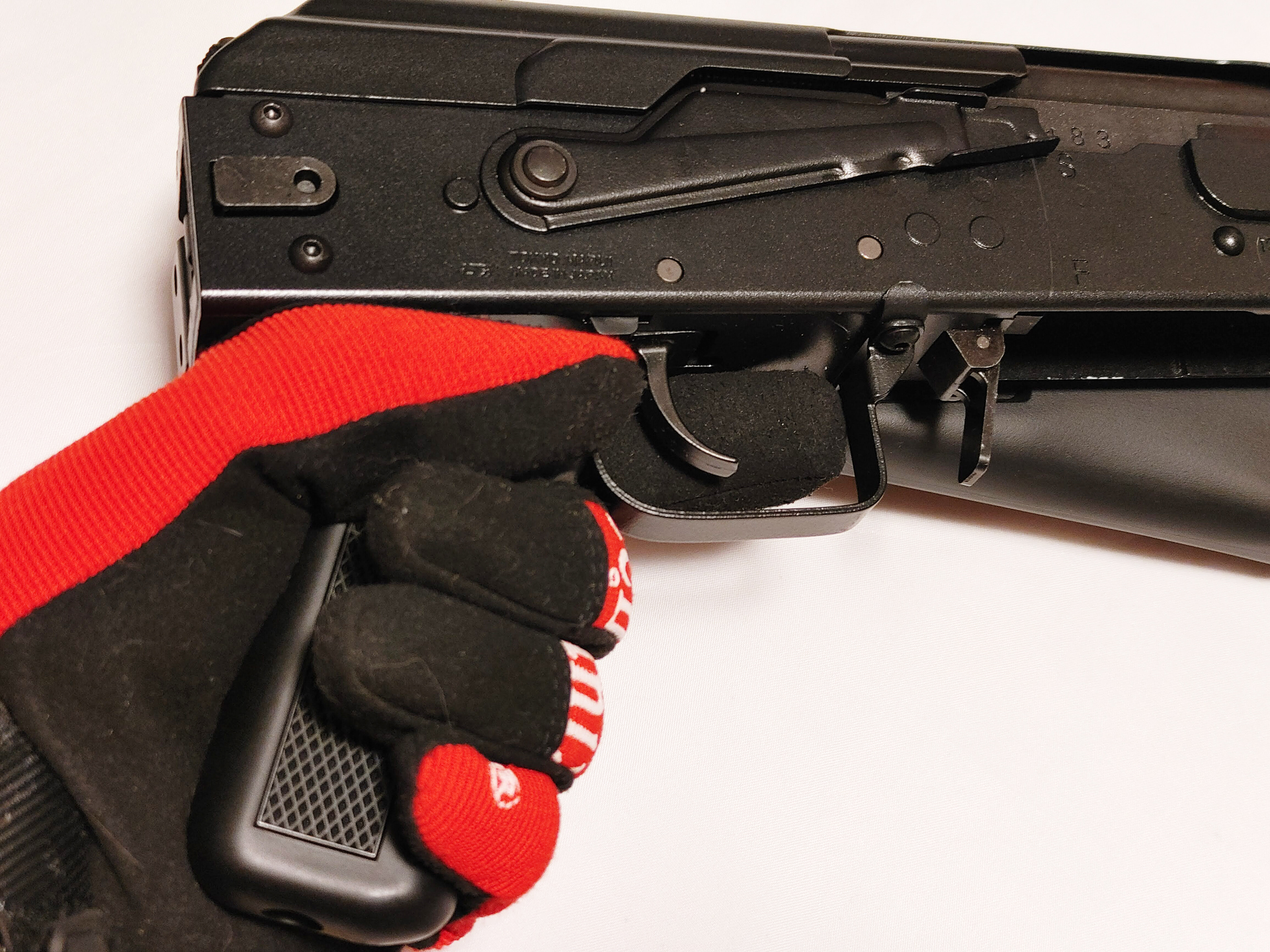 モーターが収納される電動ガンに比べるとスリムなリアルサイズグリップ